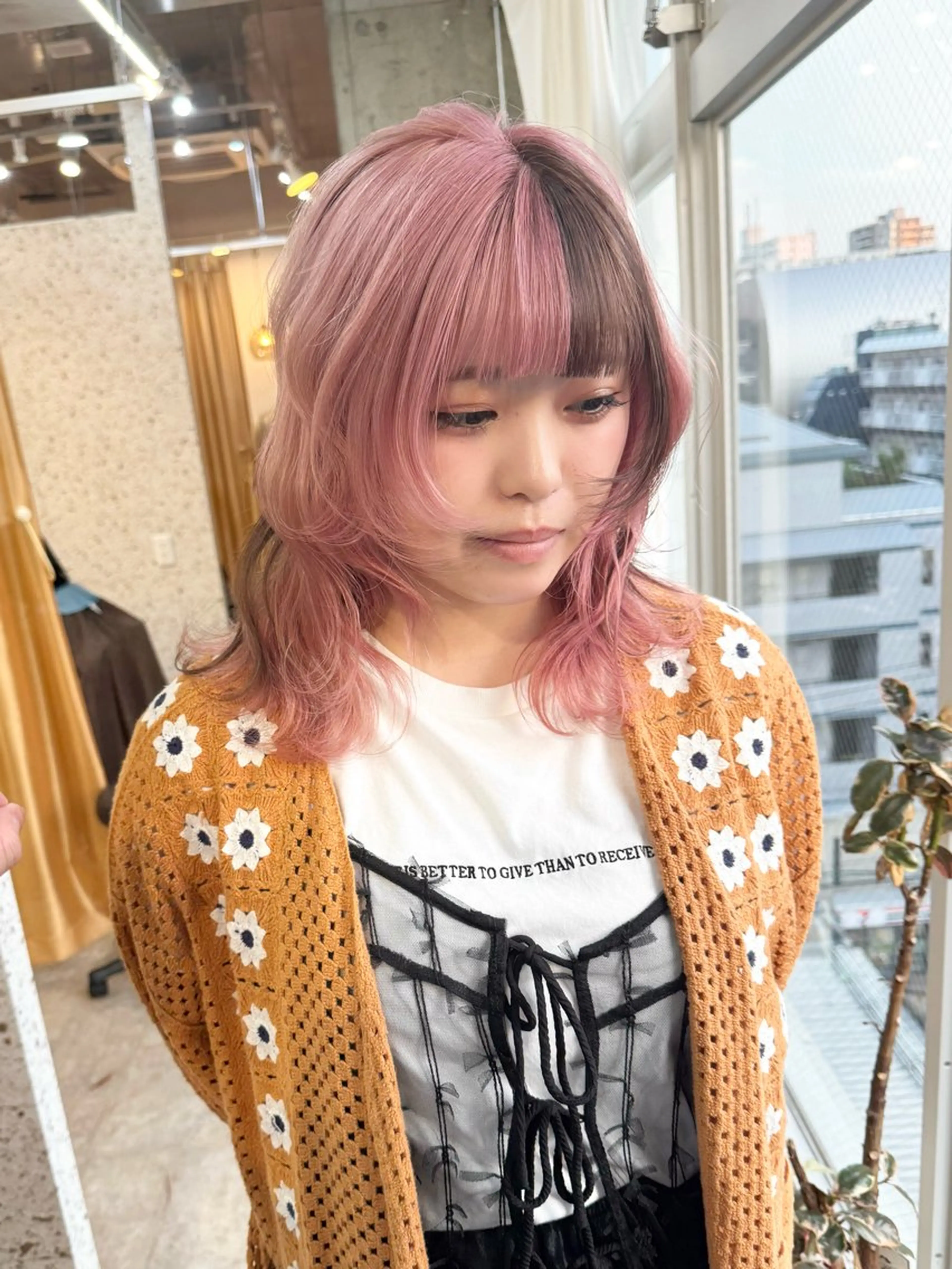 ミディアム カラー デザインカラー ピンクカラー ヘアカラー トリートメント lani ブリーチ /ダブルカラーのヘアスタイル