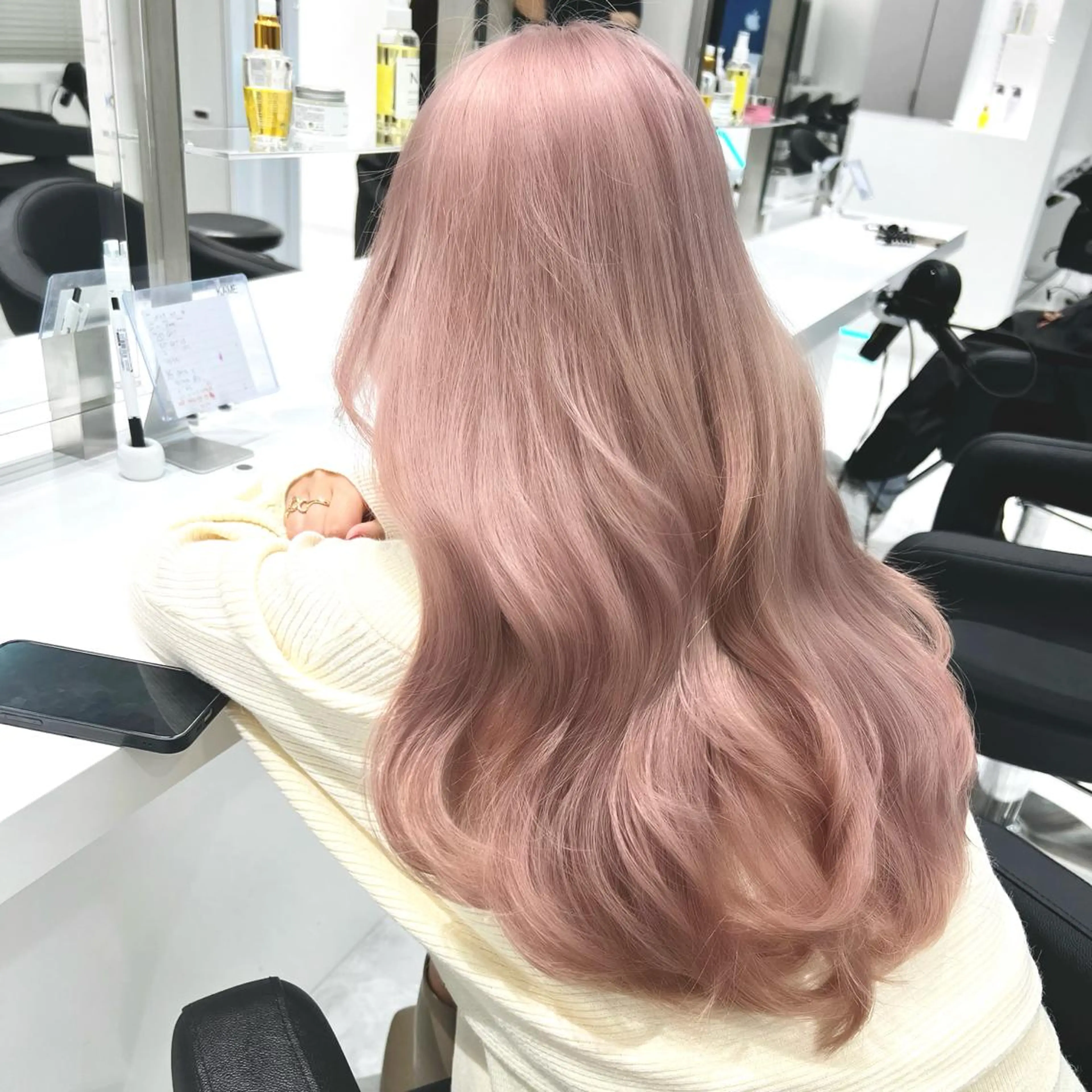 ロング 名古屋ムラ修正 ハイトーンのヘアスタイル