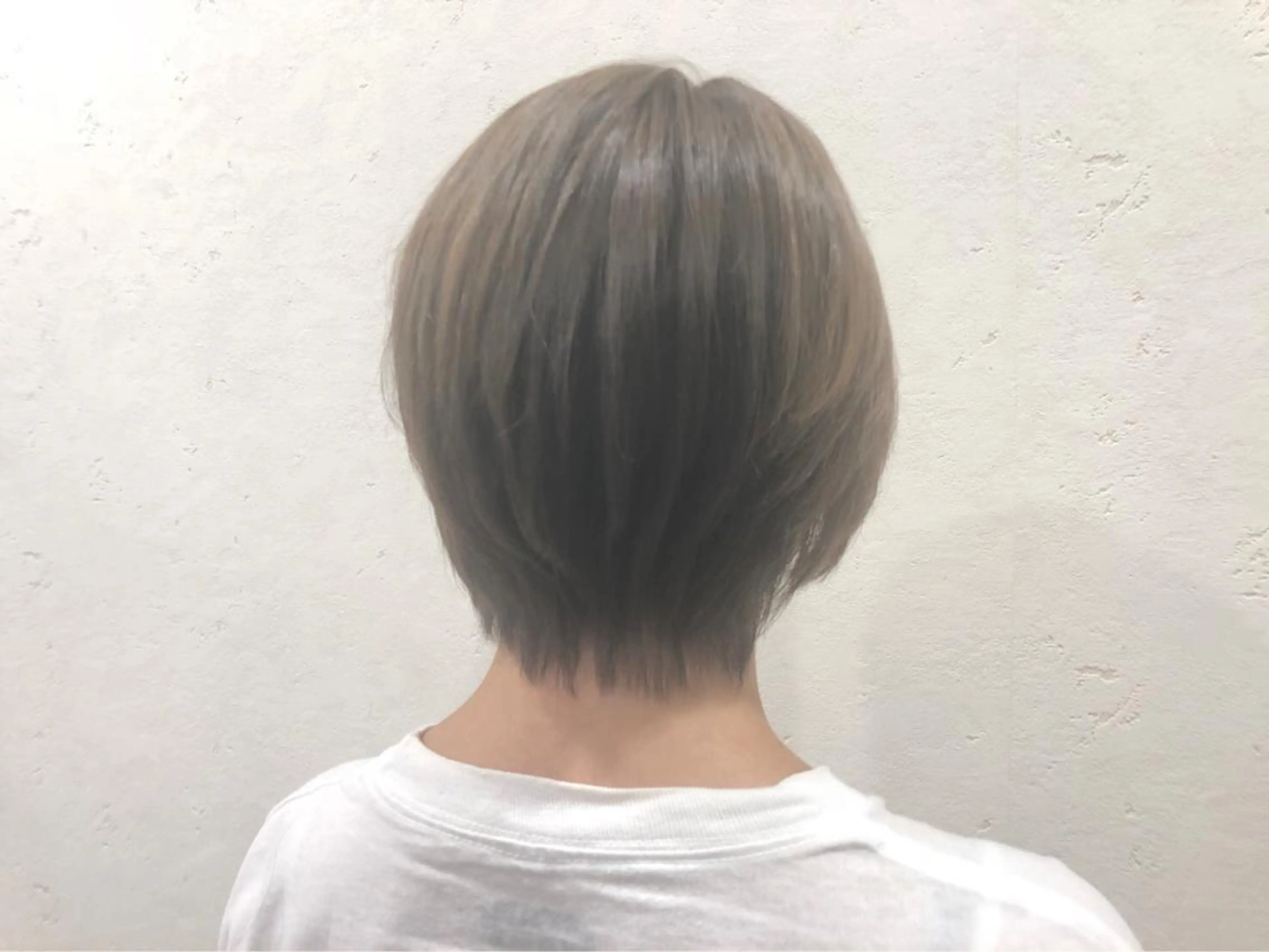 ショート カラー アッシュ ブリーチ 透明感カラー シルバー シルバーアッシュ 【店長】 草間大輔のヘアスタイル