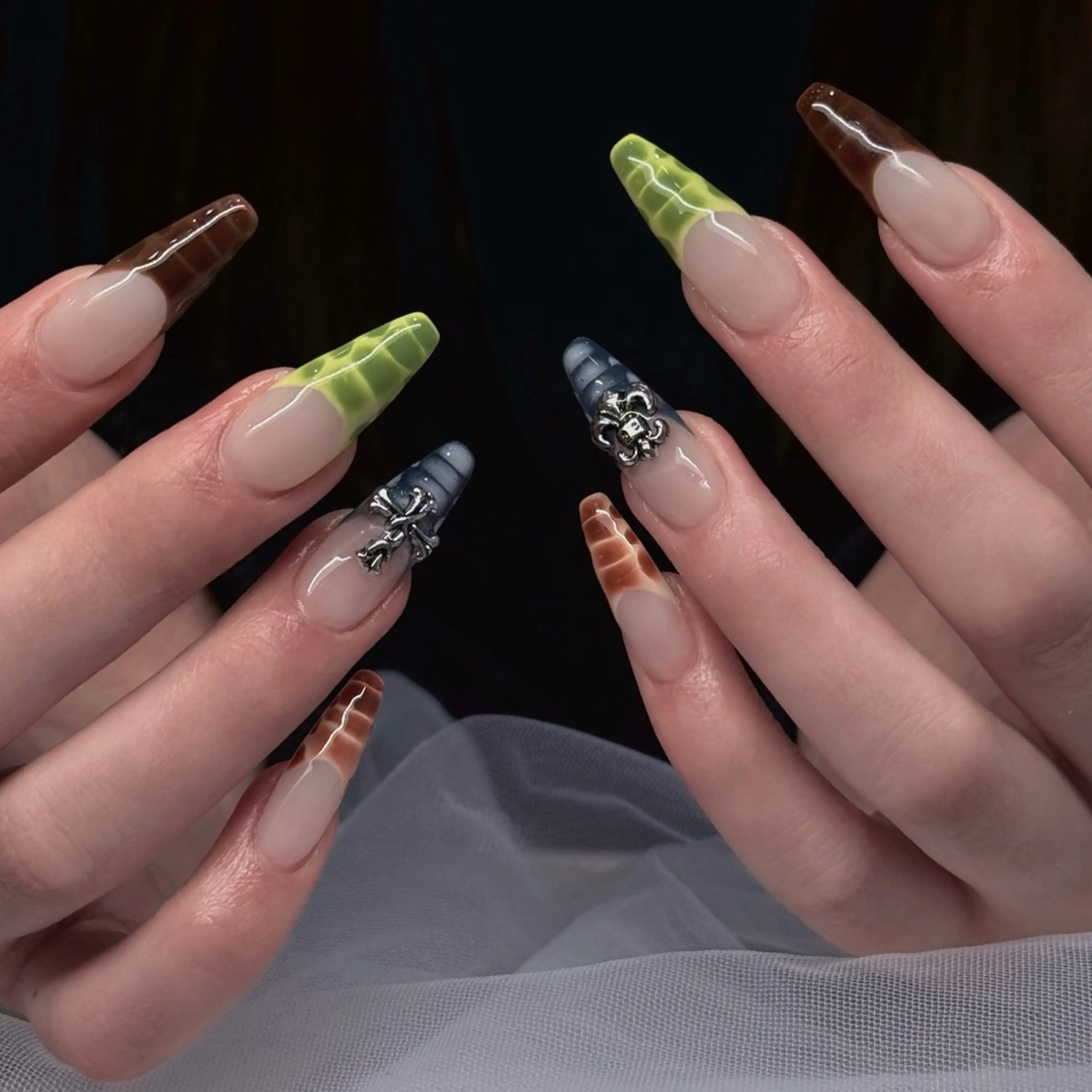 ネイル オーロラネイル ブルー チークネイル フットネイル フレンチネイル ハンドネイル JAN 168 池袋のネイルデザイン