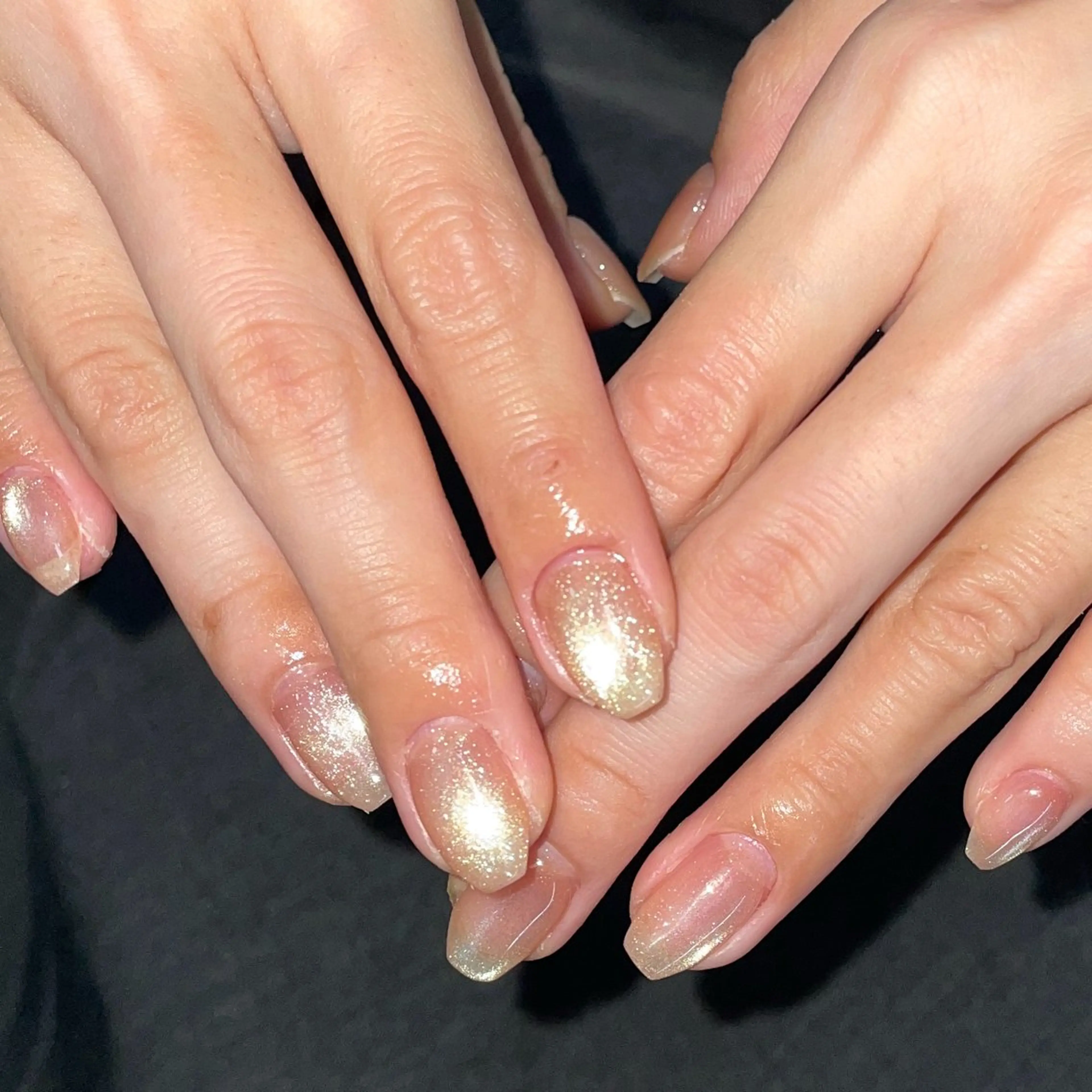 ネイル ガーリー ゴールド 氷ネイル・うるうるネイル マグネットネイル ピンク ハンドネイル ハンドケア 🎀NAIL🎀 AI🪄︎︎◝✩のネイルデザイン