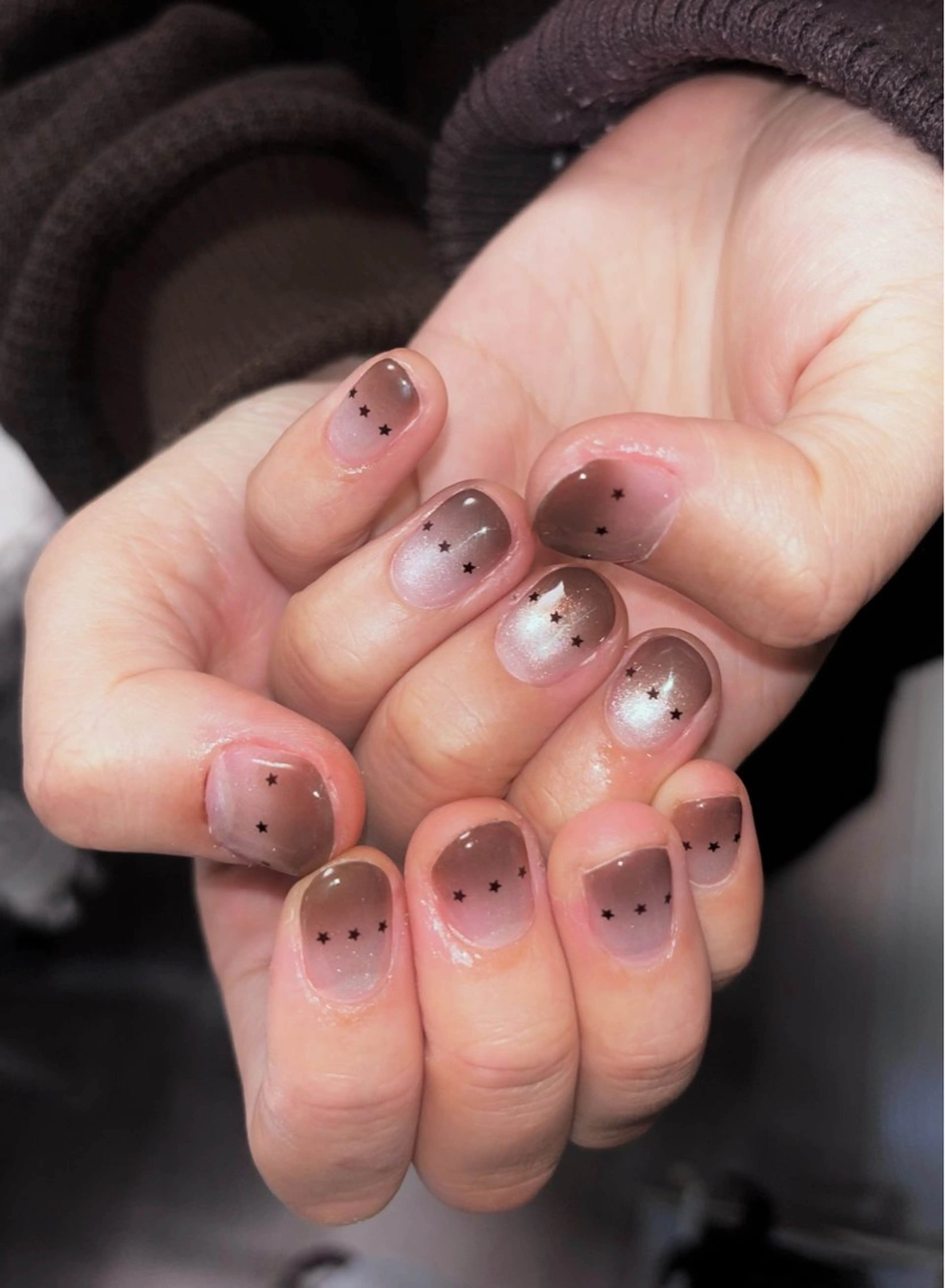 ネイル ブラウン グラデーション ラメ(グリッター) ニュアンスネイル オフィスネイル 銀河屋の猫所属・銀河屋 の猫のネイルデザイン