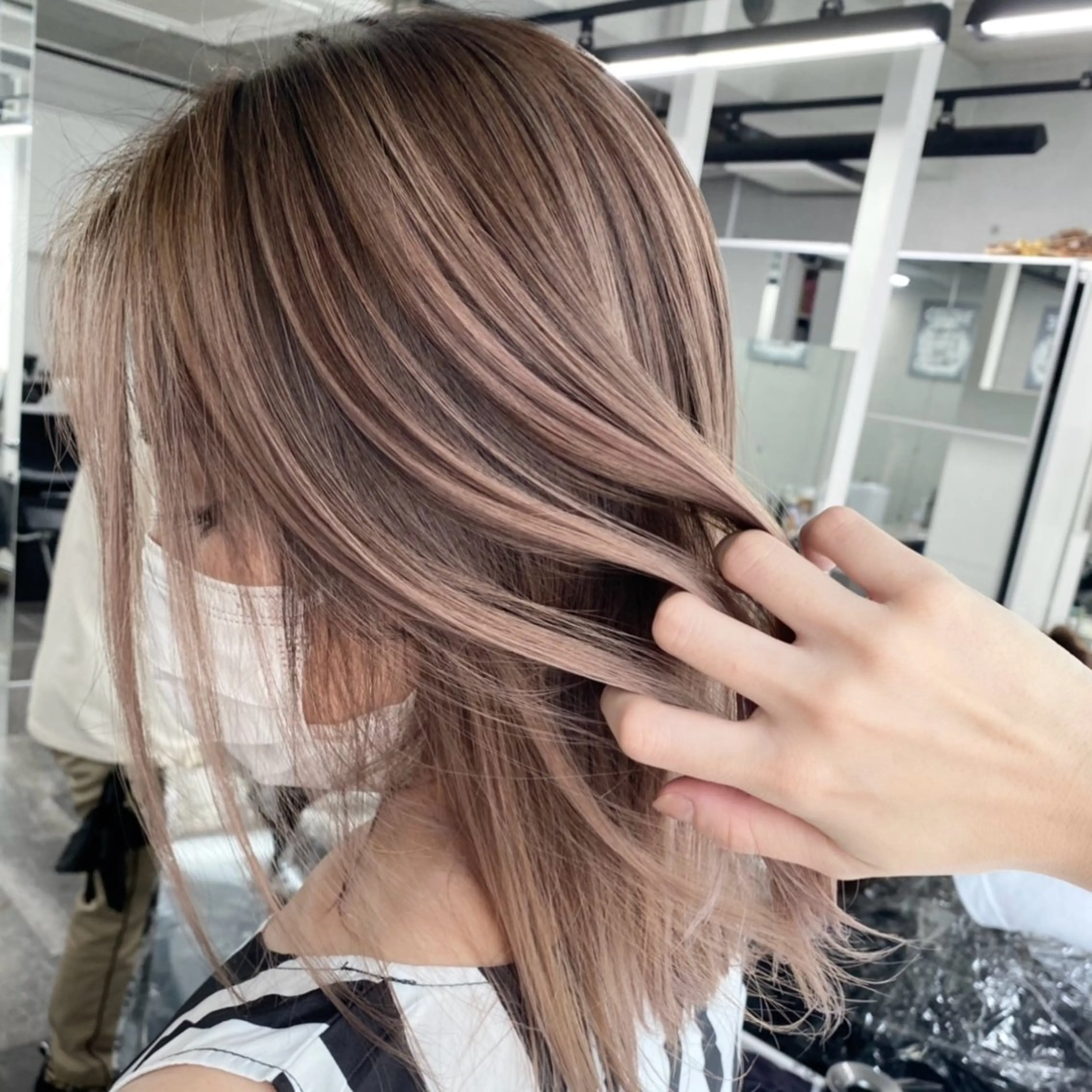 ミディアム REDEAL ope.大宮所属・さえ 大宮/ハイライトのヘアスタイル