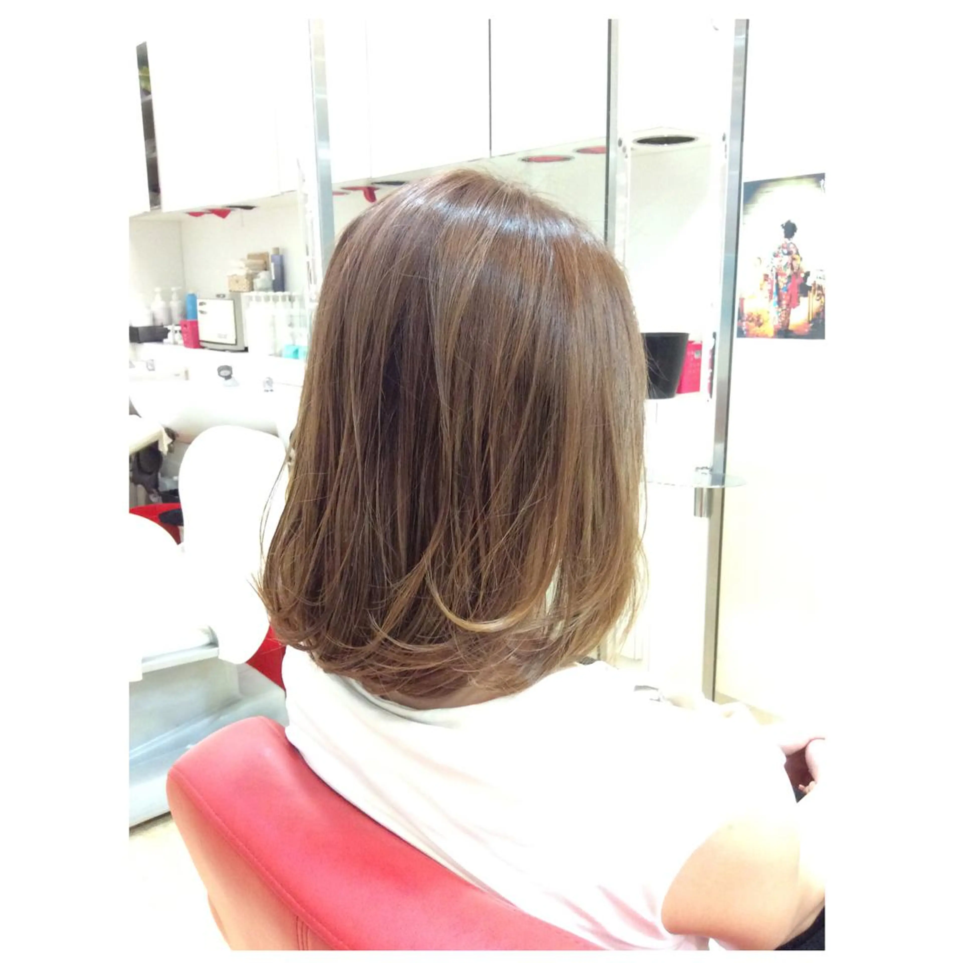 ミディアム カラー ベージュカラー ミルクティーベージュ TOMOYAレイヤー ブリーチ縮毛矯正のヘアスタイル