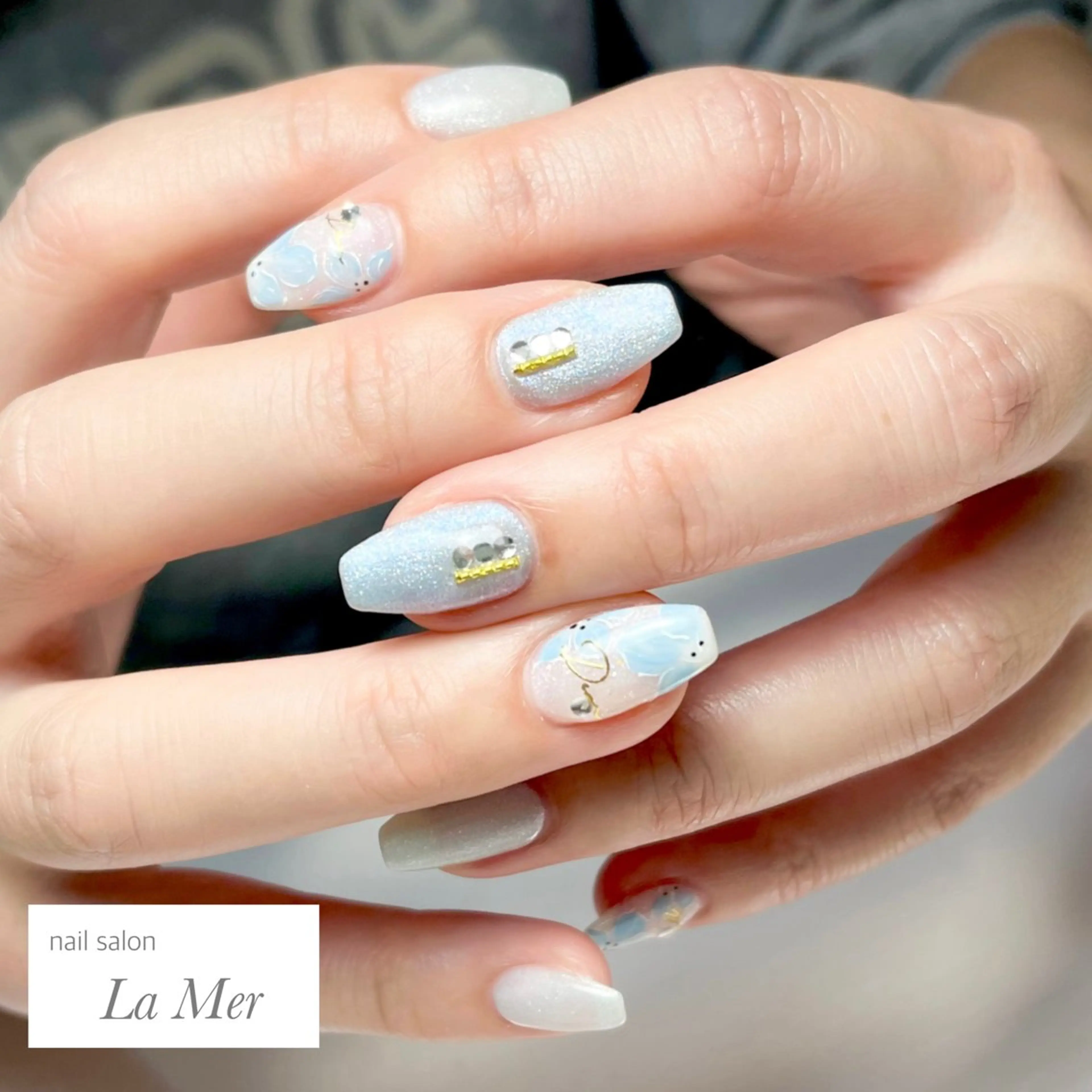 ネイル ブルー フラワーネイル マグネットネイル オフィスネイル シンプルネイル ハンドネイル nailsalon La Merのネイルデザイン