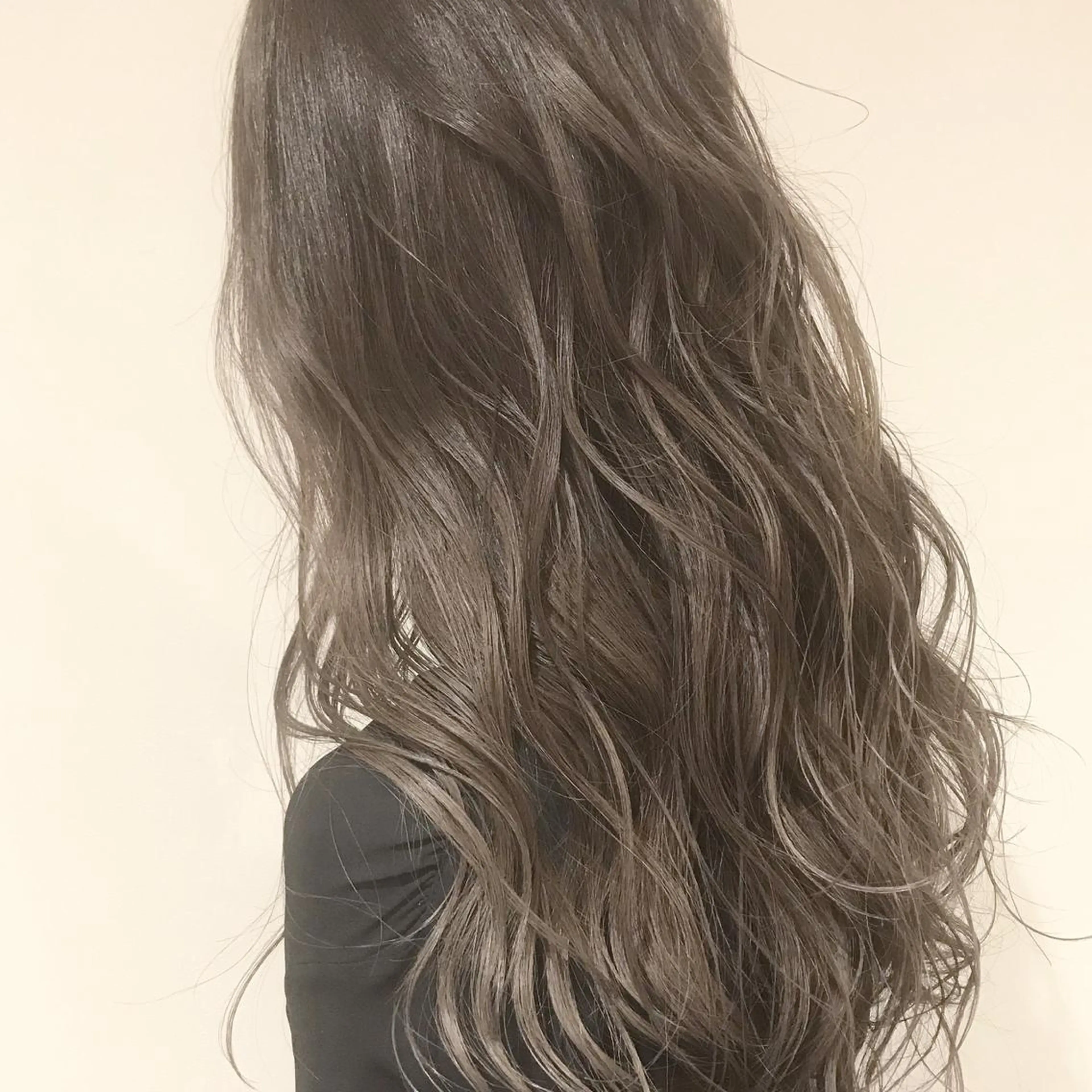 セミロング カラー アッシュ アッシュグレー アッシュグレージュ バレイヤージュ ベージュカラー カット ヘアカラー トリートメント AMI Hair  supply所属・髪質改善カラー 韓国風レイヤーのヘアスタイル