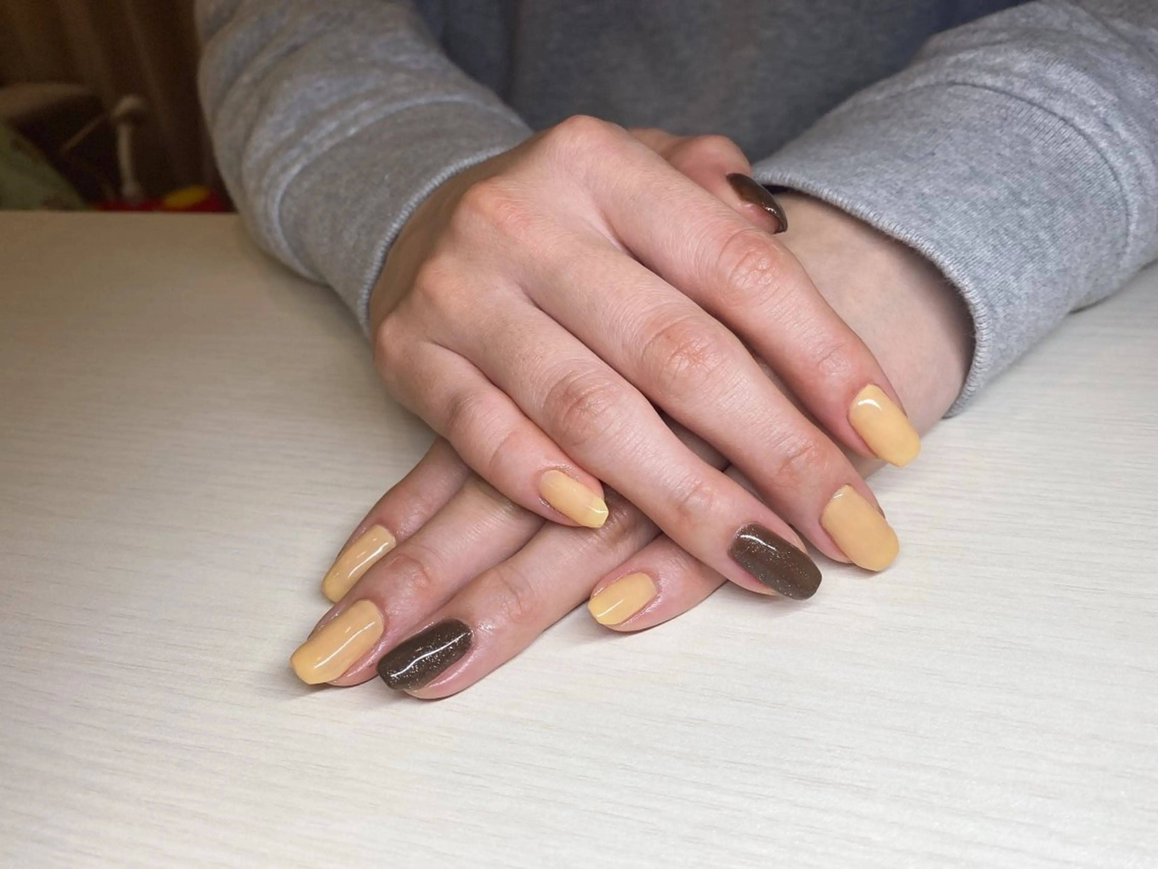 ネイル ブラウン ラメ(グリッター) ワンカラーネイル 黄色 齋藤 優花のネイルデザイン