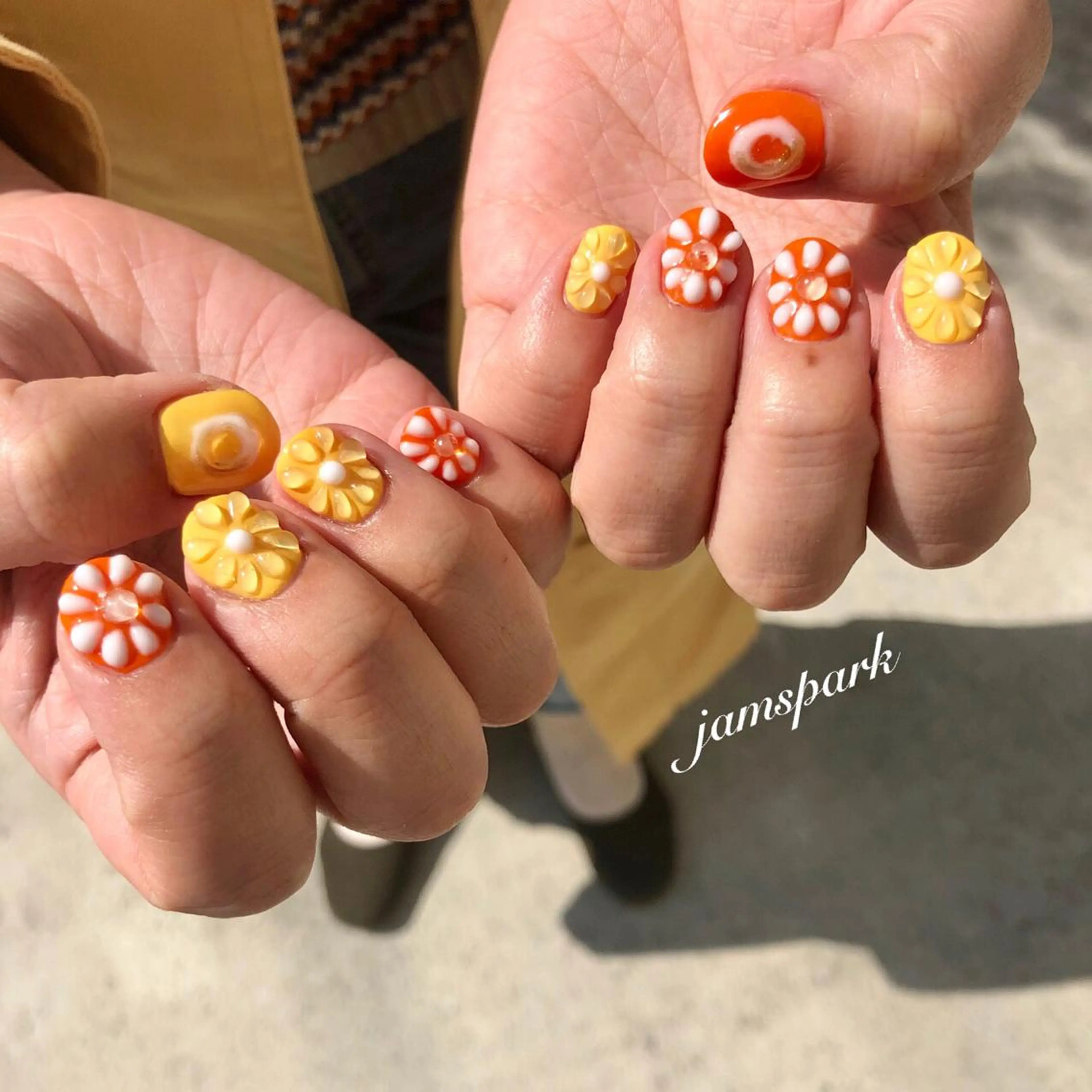 ネイル 成人式 フラワーネイル ジェルネイル ニュアンスネイル オレンジ ハンドネイル jamspark ✨のネイルデザイン