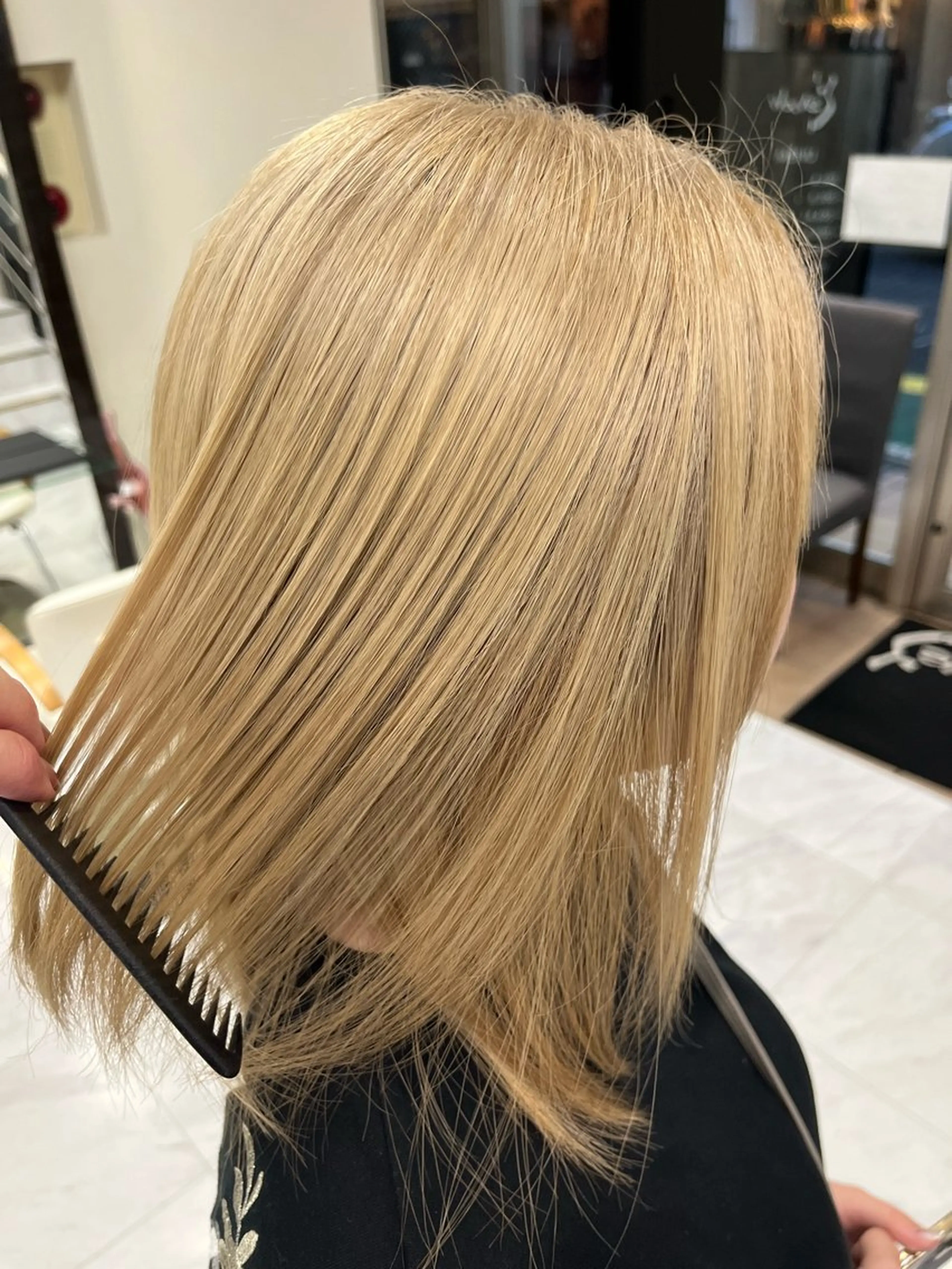 ミディアム カラー ヘアアレンジ 切りっぱなしボブ ベージュカラー ブリーチ ブロンド ブロンドベージュ カット ヘアカラー トリートメント 目黒 碧人のヘアスタイル
