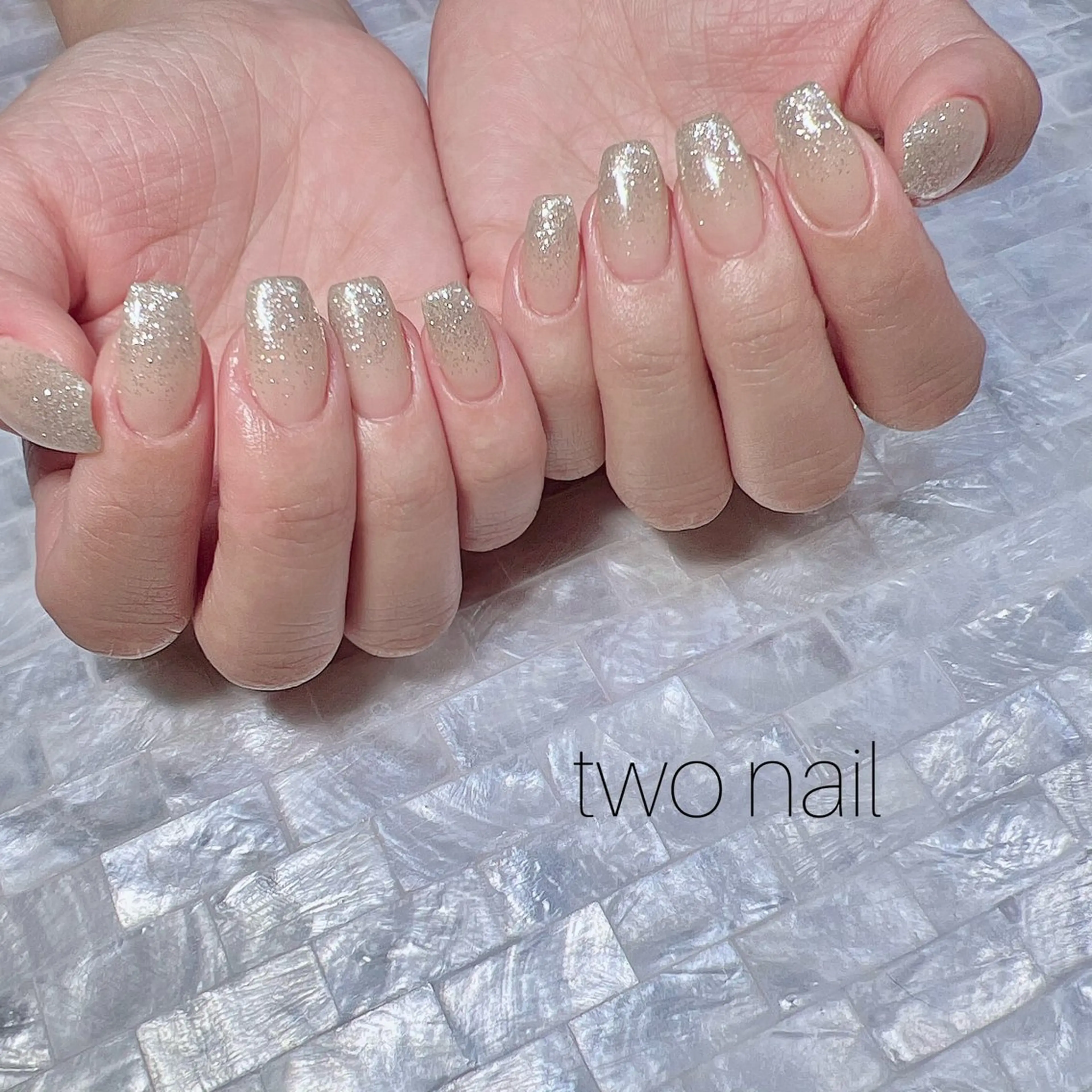 ネイル キラキラネイル ネイルチップ ホワイト ハンドネイル two nailのネイルデザイン