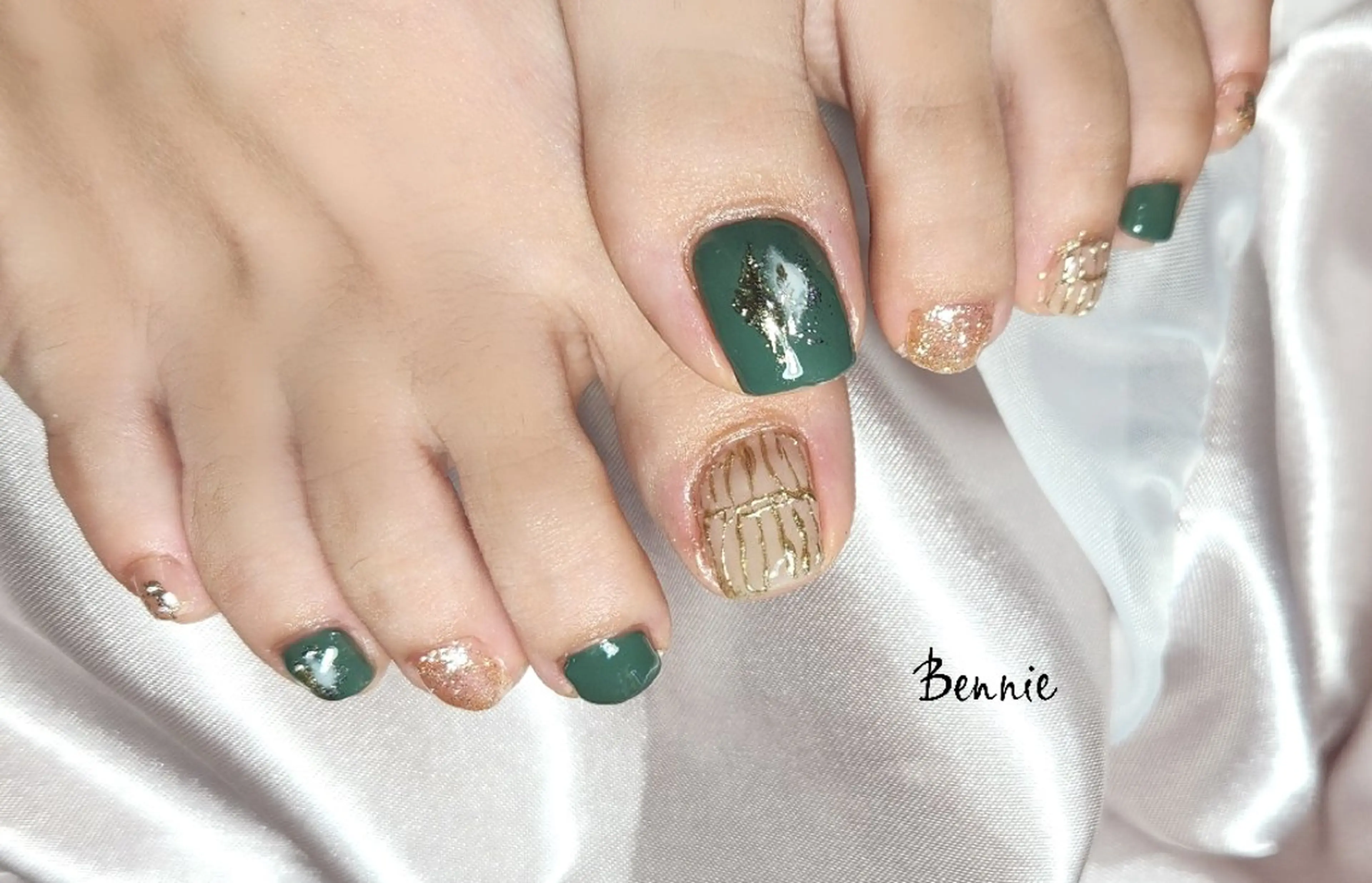 ネイル フットネイル ゴールド グリーン キラキラネイル ラメ(グリッター)   BENNIEのネイルデザイン