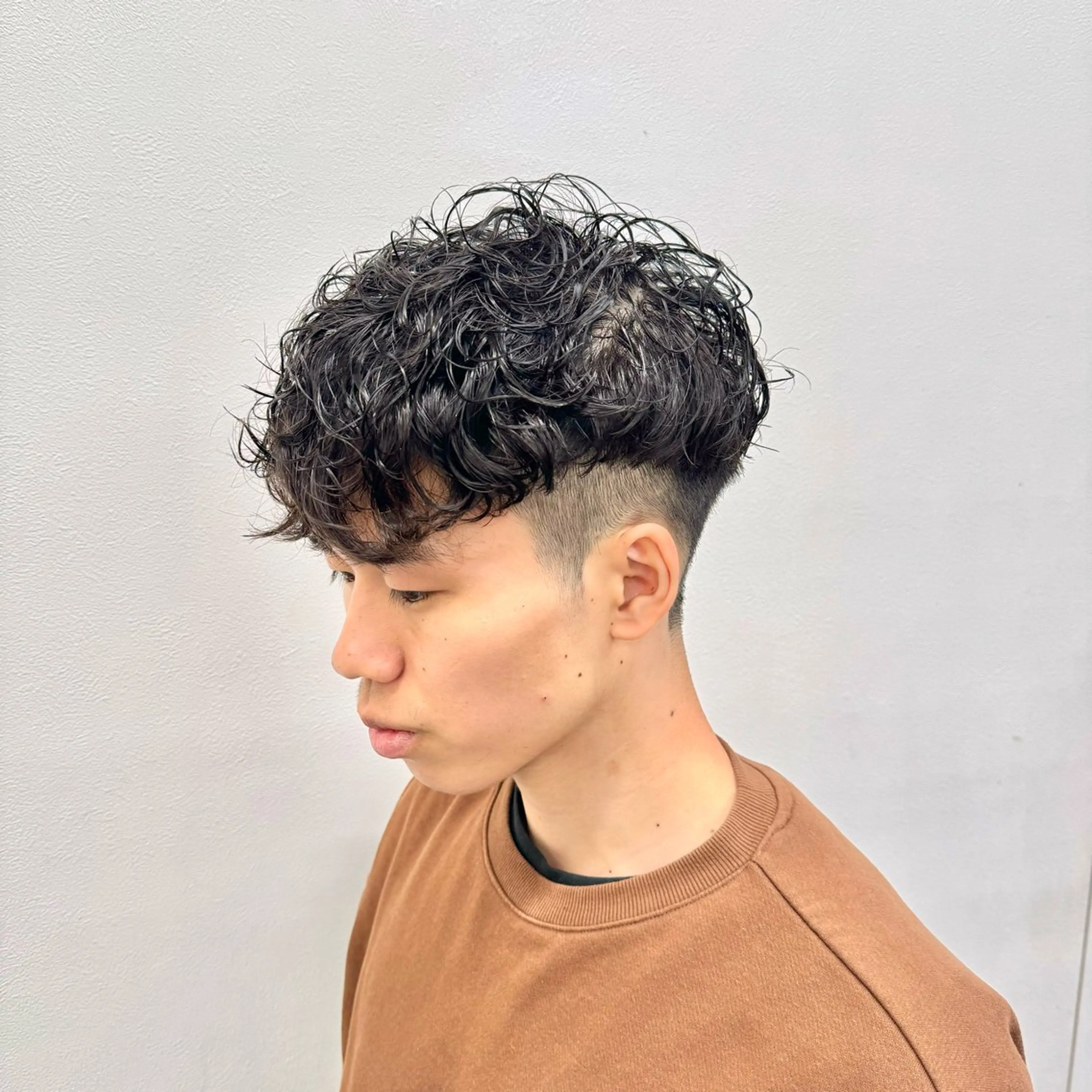 ショート パーマ ヘアアレンジ メンズ メンズパーマ スペインカール 顔まわりカット の達人のヘアスタイル