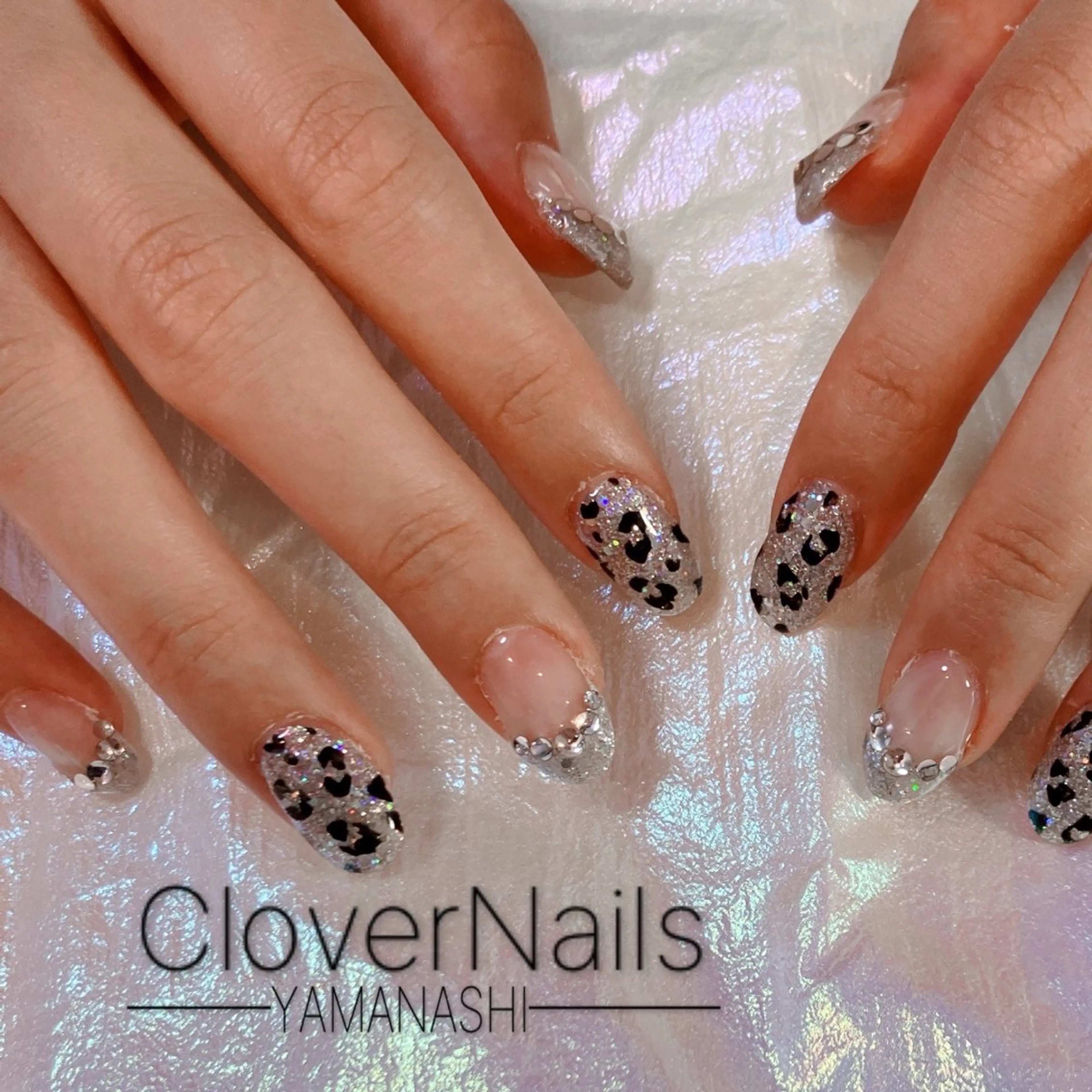 ネイル アニマル柄 ジェルネイル キラキラネイル 持ち込み シルバー ハンドネイル 自宅ネイルサロン クロバーネイルのネイルデザイン
