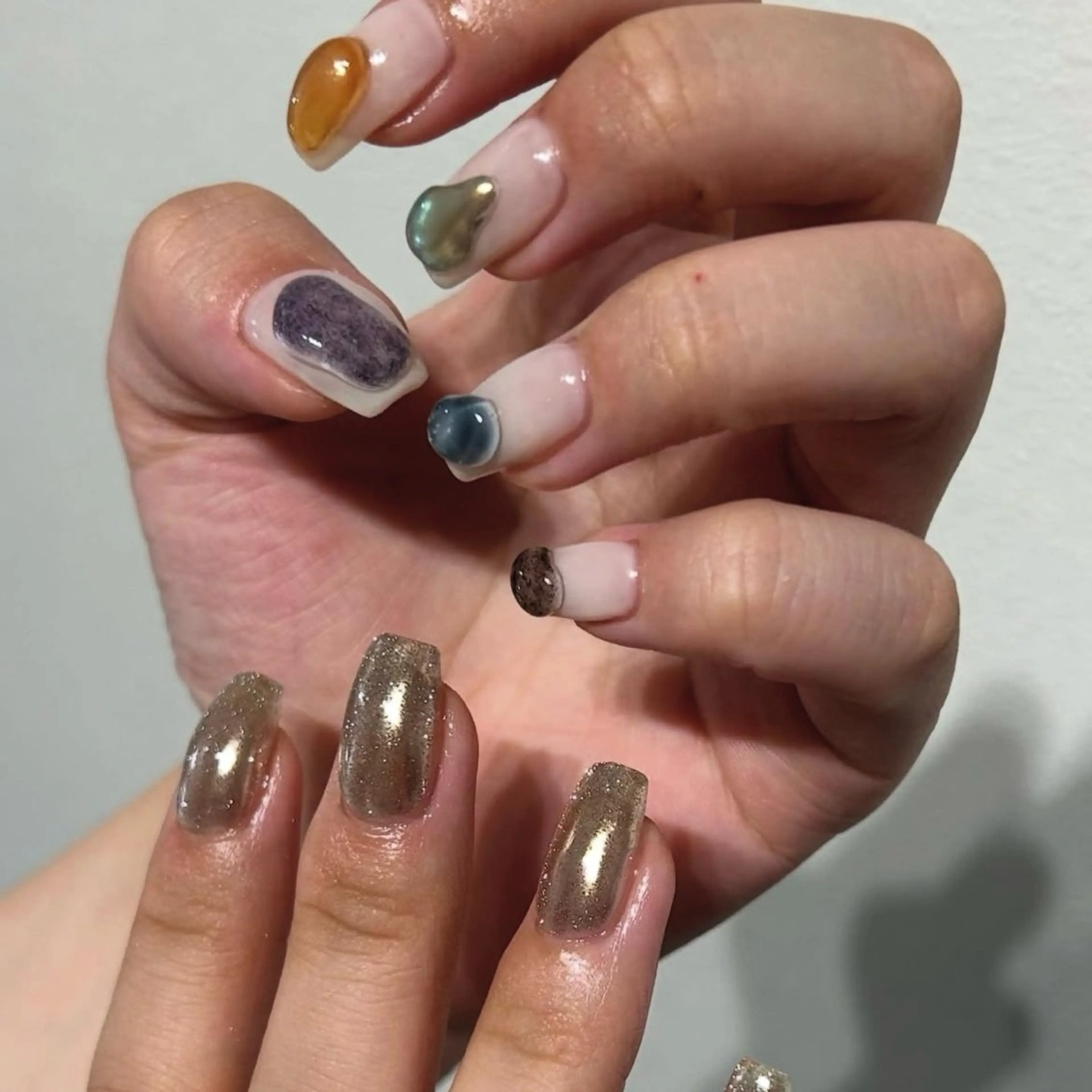 ネイル ブラウン カジュアル フラッシュネイル ゴールド 氷ネイル・うるうるネイル ハンドネイル ハンドケア lyly.nail所属・lylynail YUUKAのネイルデザイン