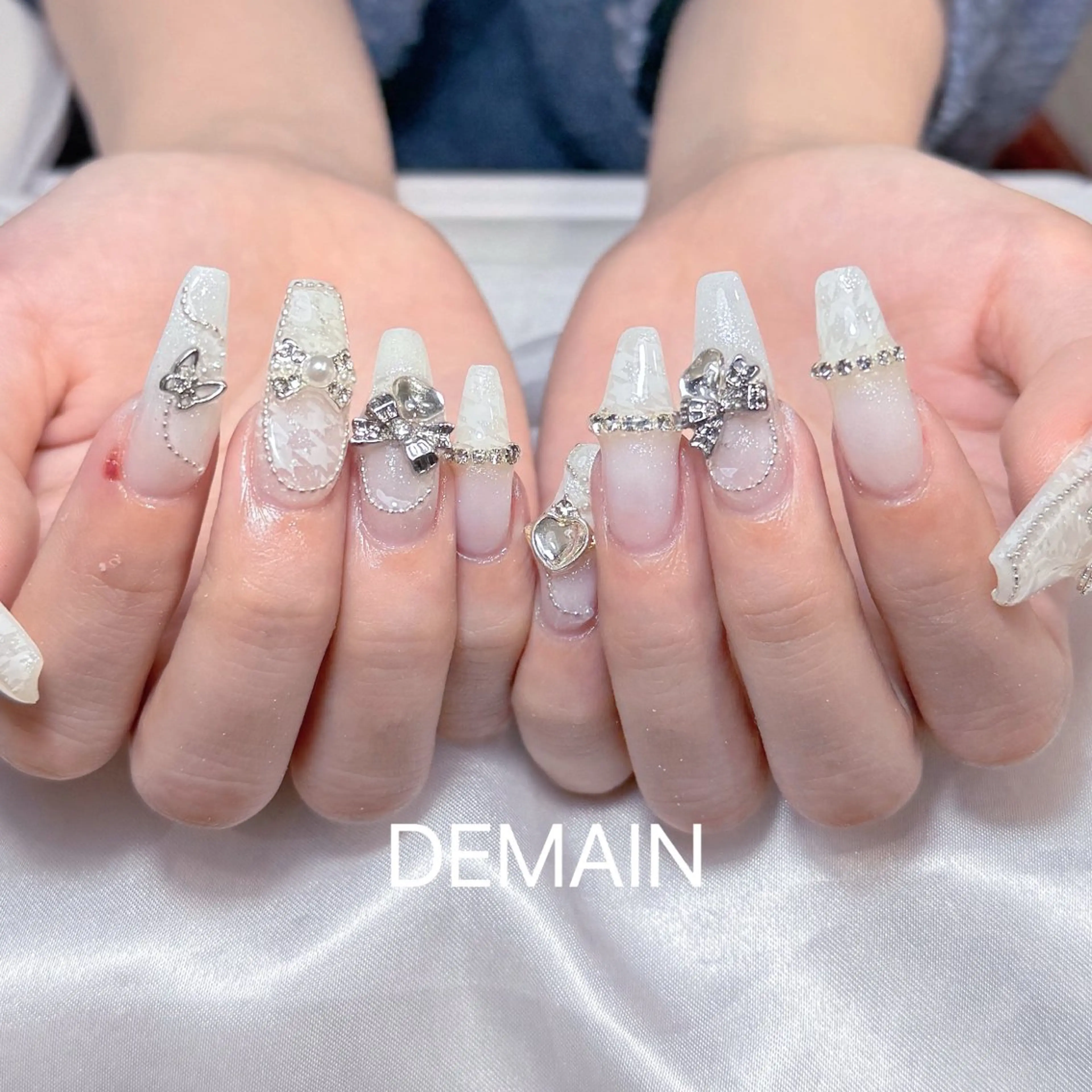 ネイル アートネイル オーロラネイル ガーリー キラキラネイル 韓国ネイル ハンドネイル DEMAIN- 🌸のネイルデザイン