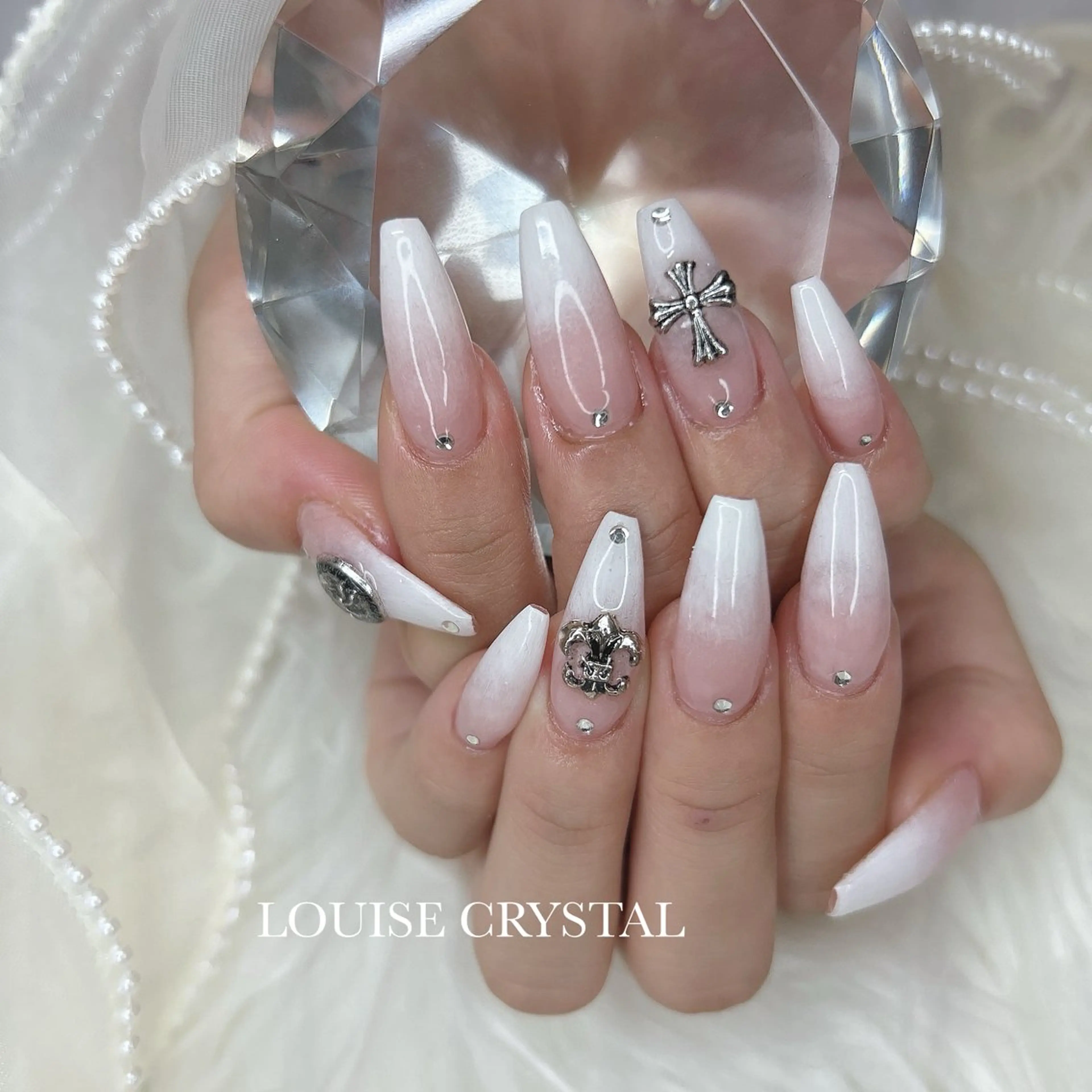 ネイル ハンドネイル LOUISE CRYSTALのネイルデザイン