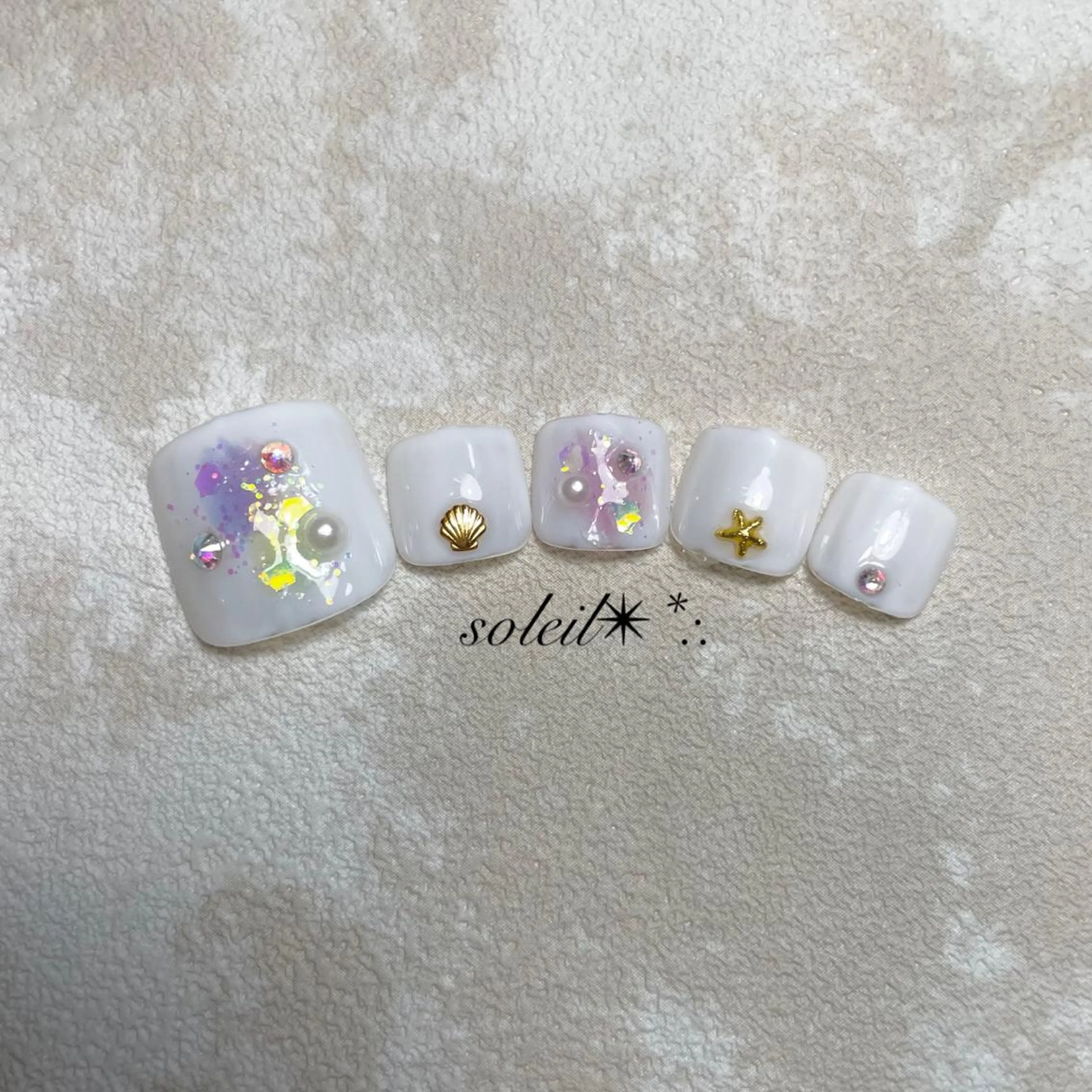 ネイル フットネイル ジェルネイル ラメ(グリッター) ニュアンスネイル パープル 粟津 美紀のネイルデザイン