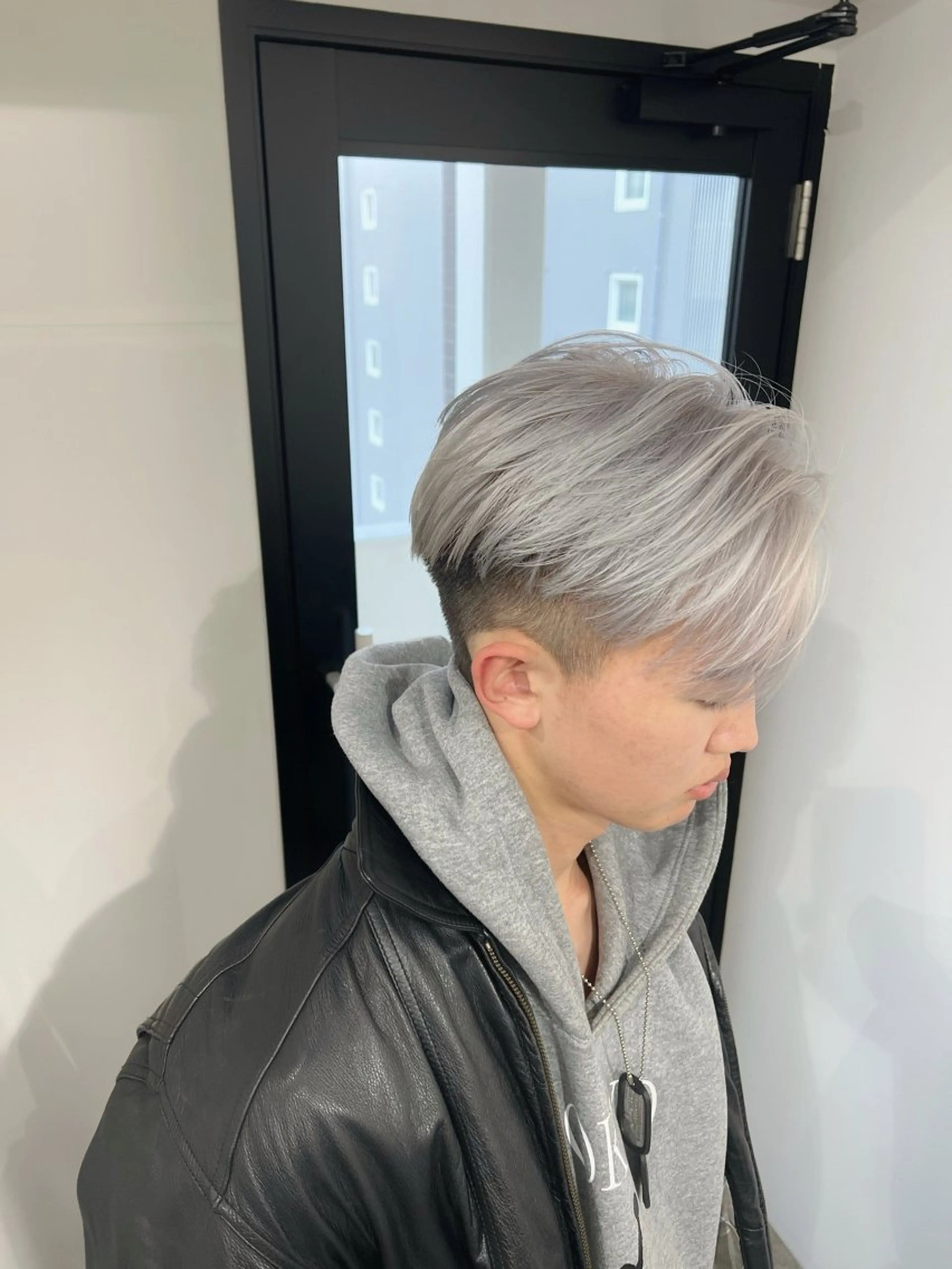 カラー メンズ メンズブリーチ メンズ韓国風 メンズウルフカット ベージュカラー ブリーチ カット ヘアカラー トリートメント ブリーチ/髪質改善/ レイヤー/YUTO‎のヘアスタイル