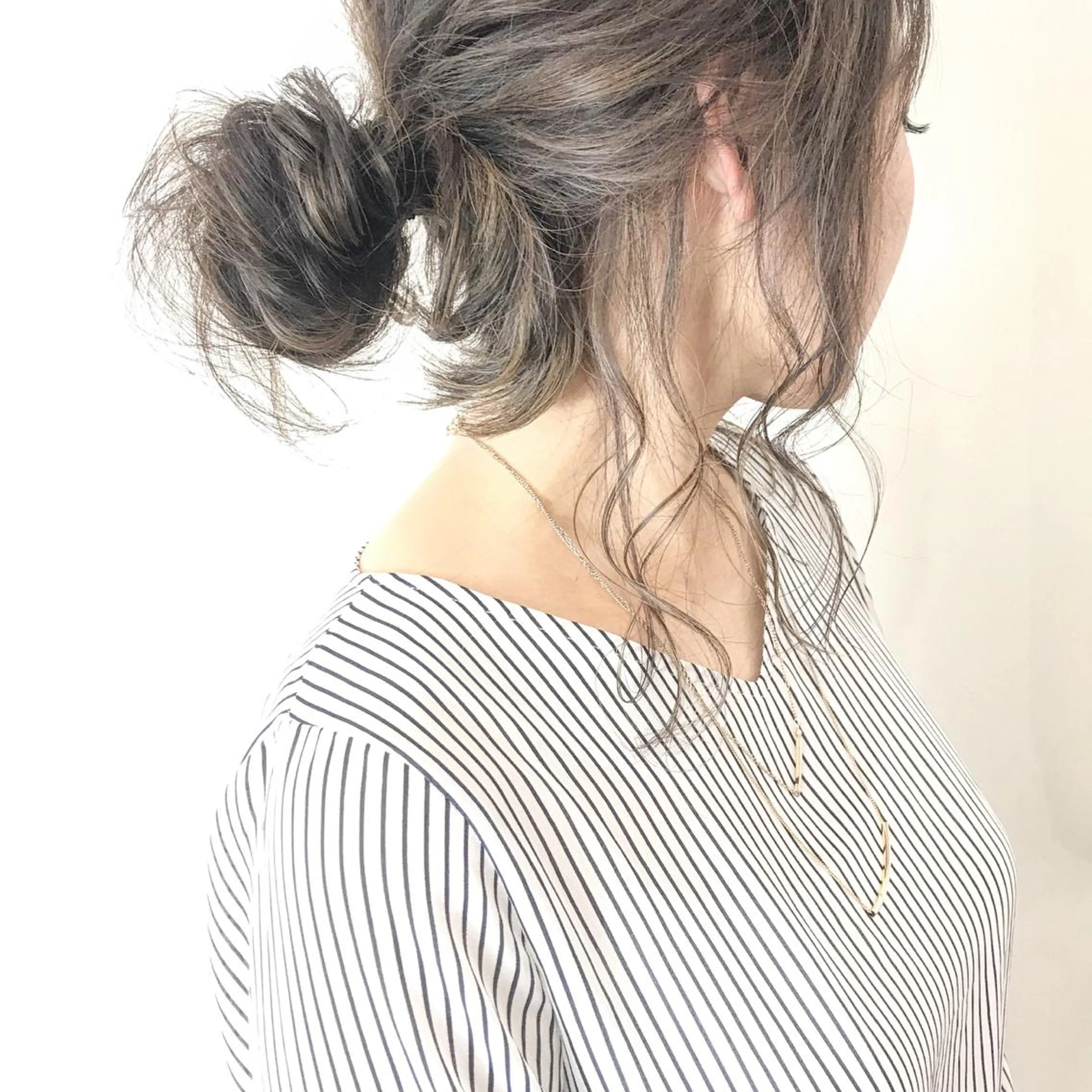 ミディアム カラー ヘアアレンジ アッシュ グラデーションカラー ハイライトカラー ハイライト おくれ毛 Mariana/ 鶴原-ハイライトのヘアスタイル