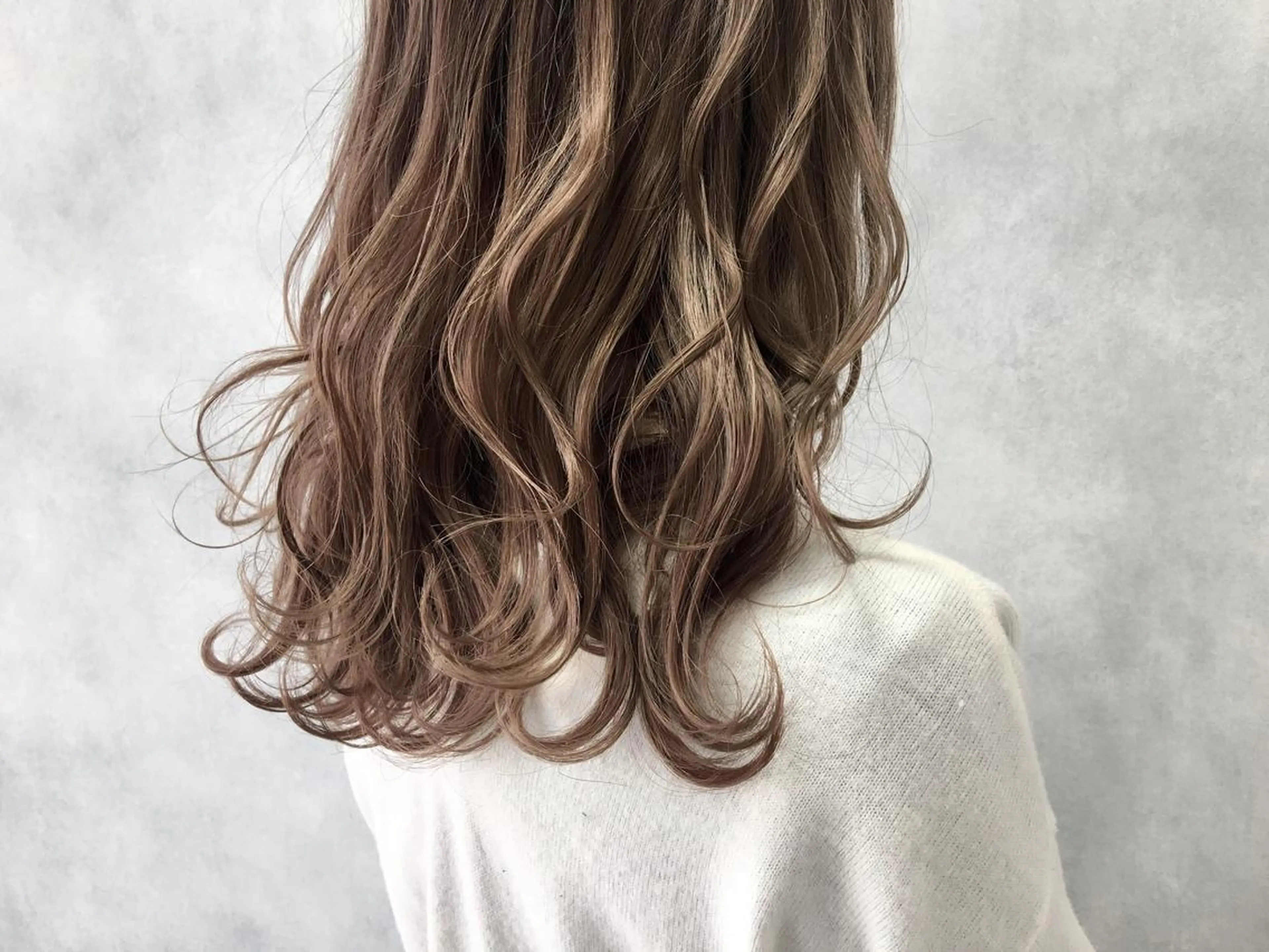 ミディアム ハイライト ヘアカラー トリートメント 小澤大輔 YOLO hairのヘアスタイル