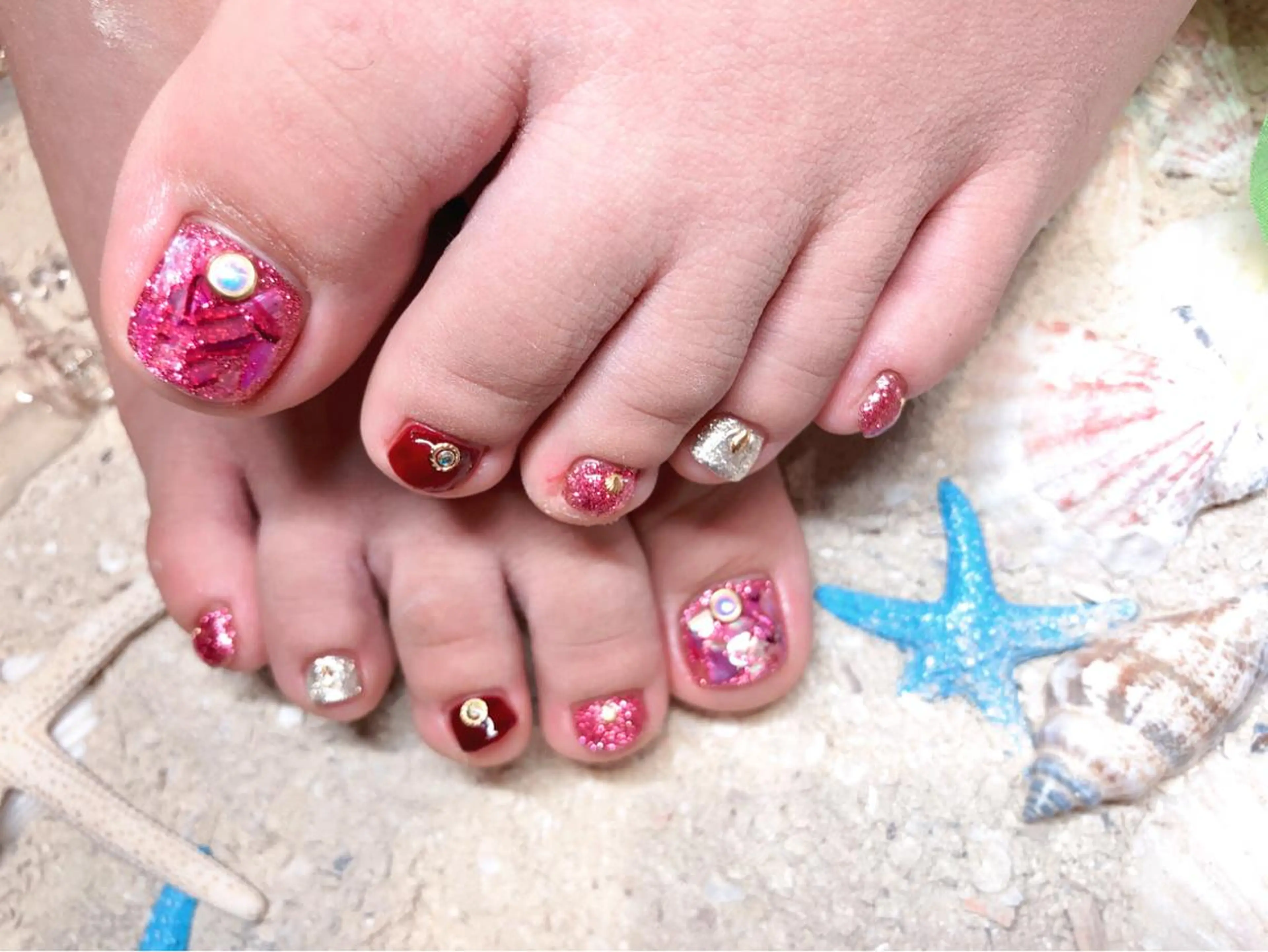 ネイル フットネイル フレンチネイル ジェルネイル ラメ(グリッター) ラメグラデーション NEO Beauty Salon所属・𝐍𝐄𝐎 𝐉𝐔𝐑𝐈のネイルデザイン