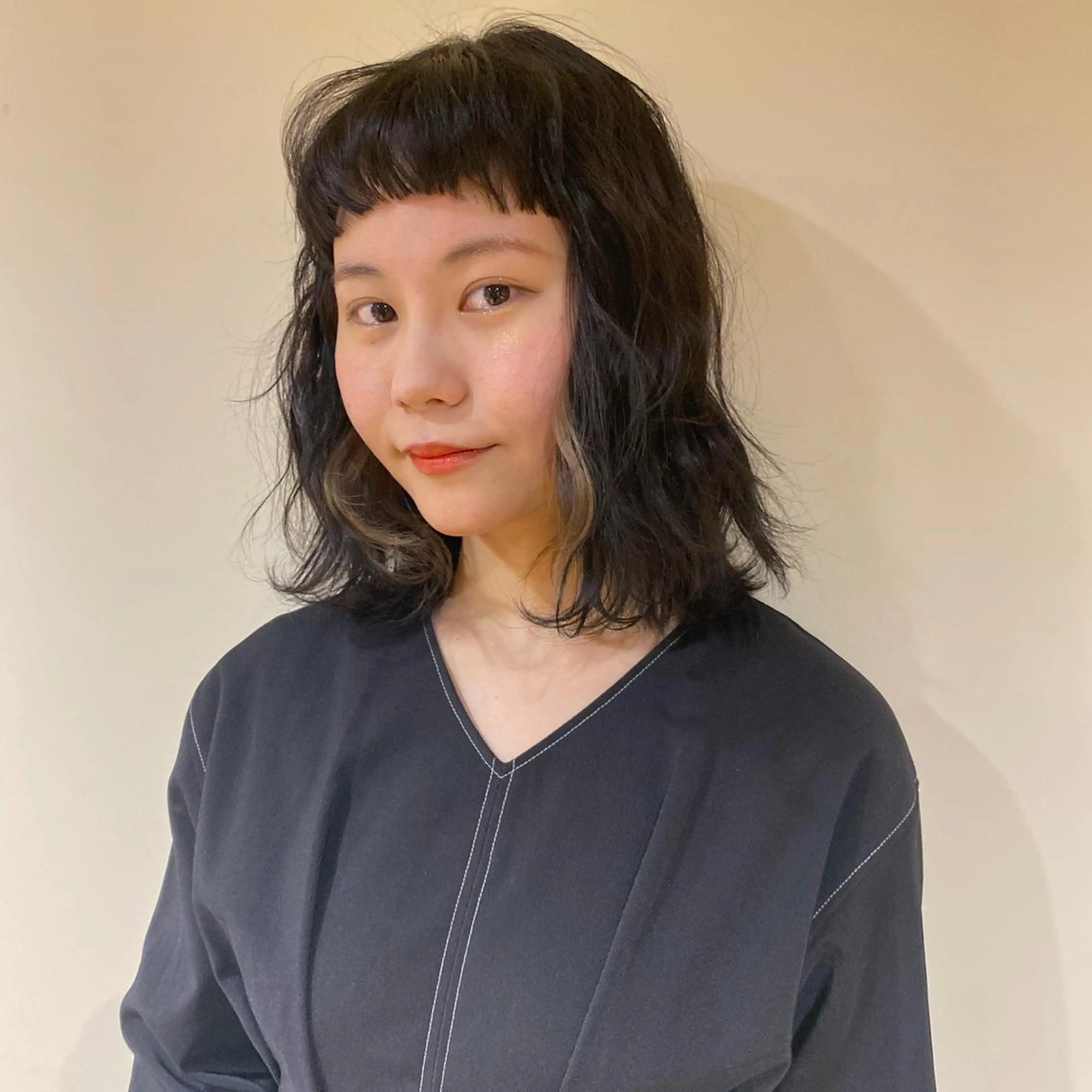 ミディアム カラー ベージュカラー ダークグレー io濱川 遥のヘアスタイル