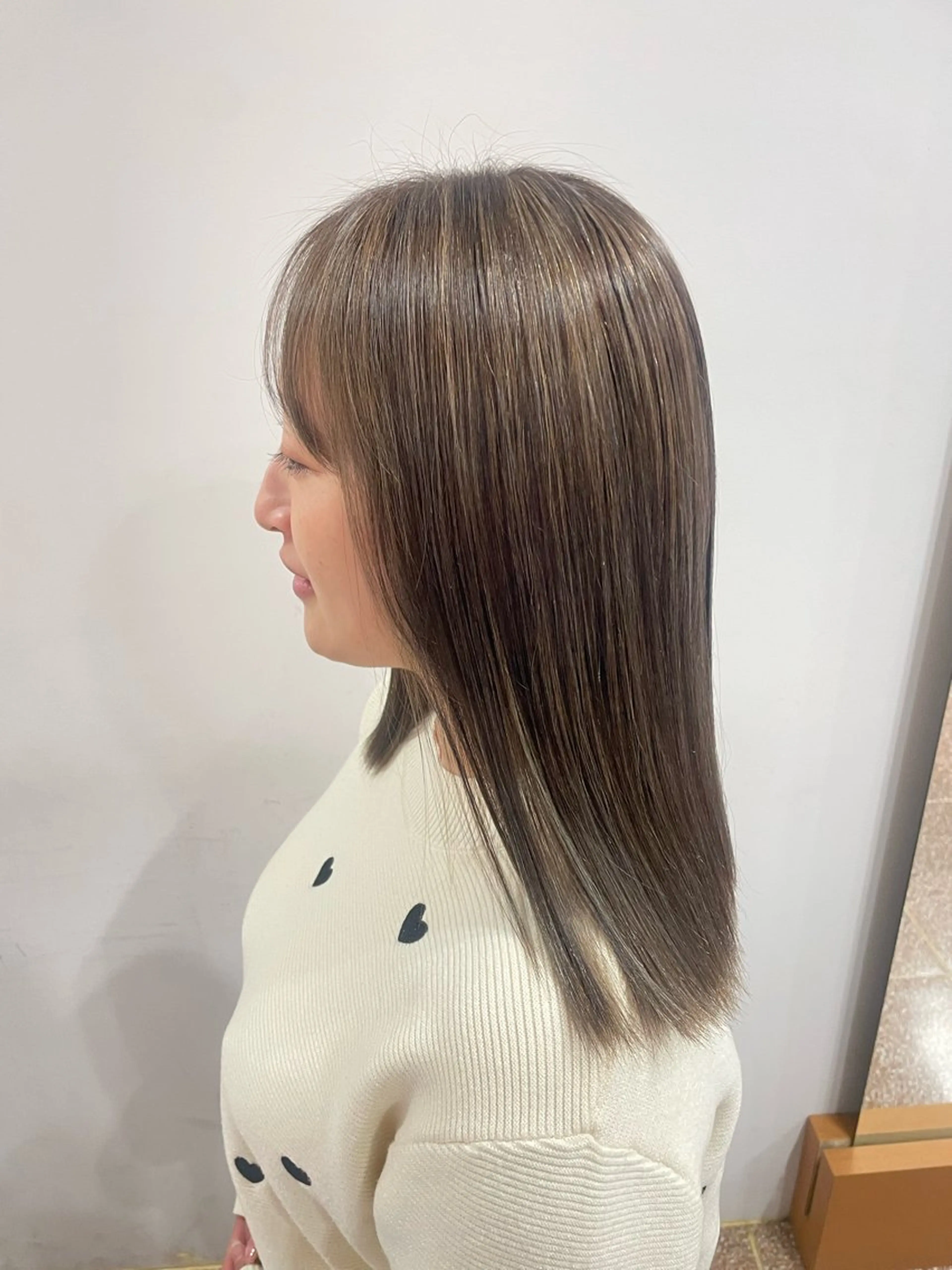 【お白髪30%以上限定｜3月4日水曜日１６時限定】鎖骨上ミディアムヘア白髪ぼかしハイライトの写真