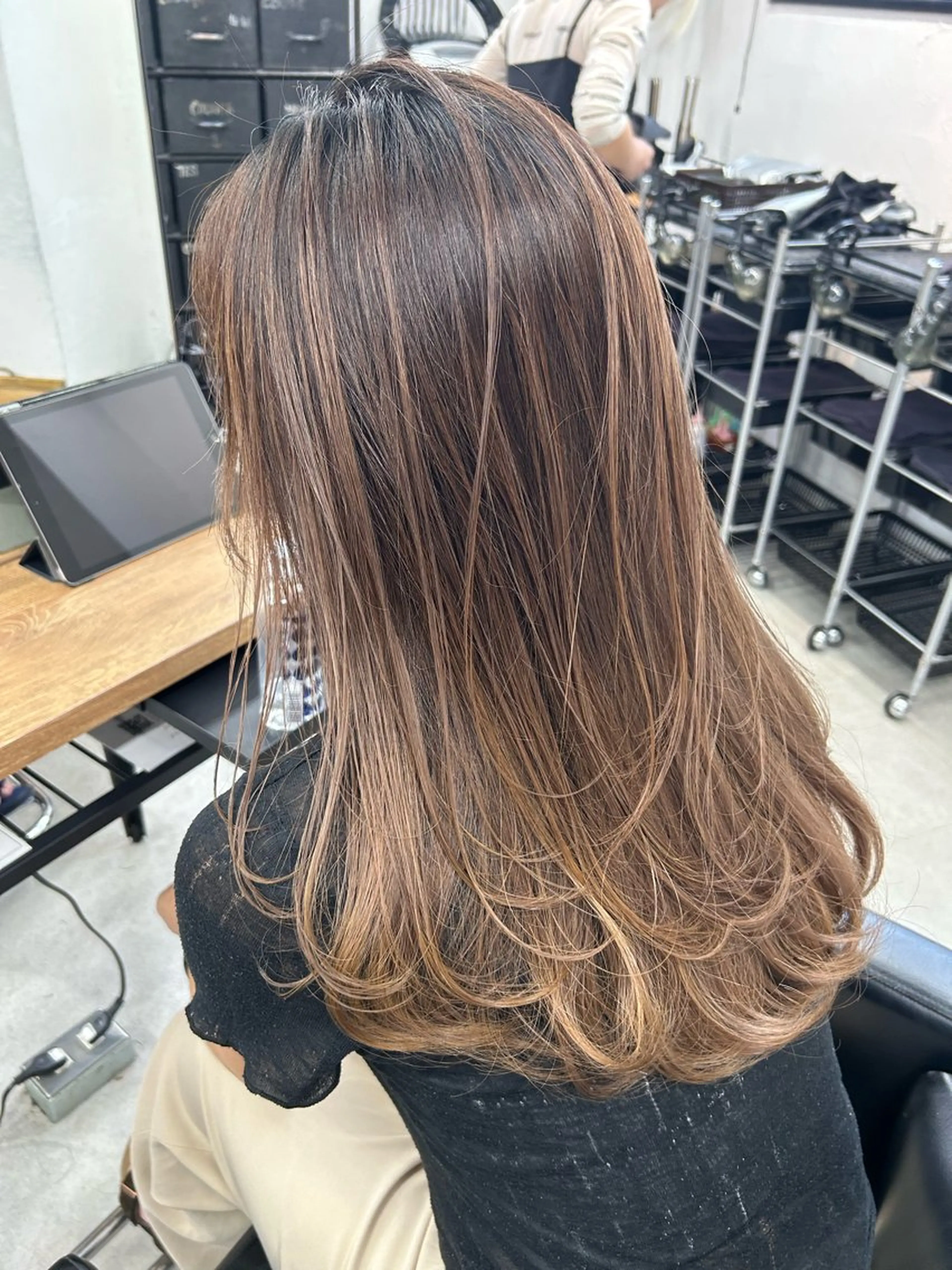 セミロング カラー バレイヤージュ レイヤーカット トリートメント カット ヘアカラー トリートメント RYOSUKE ハイトーンのヘアスタイル