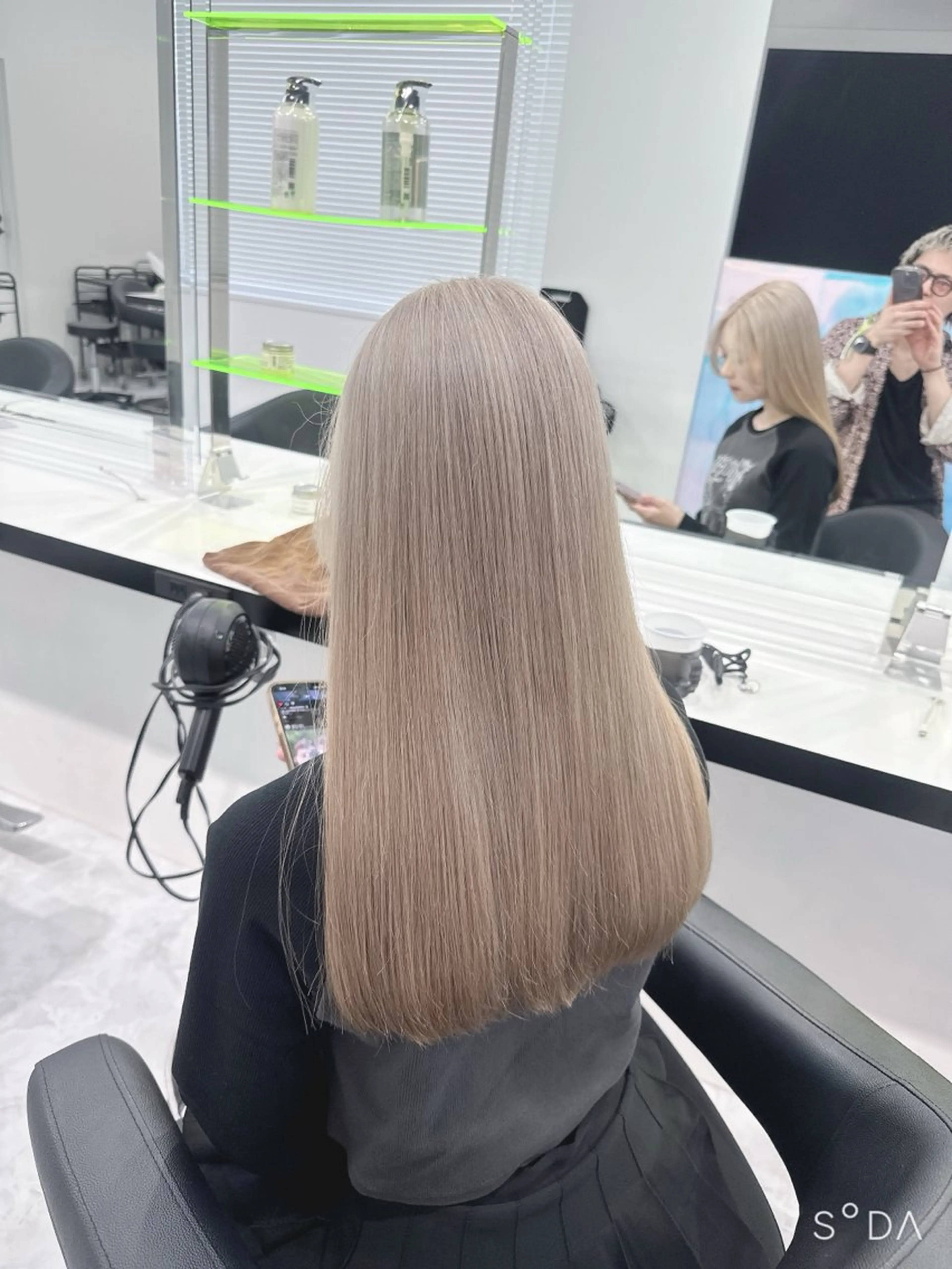 ロング カラー ヘアカラー ヘッドスパ 🫧ハイトーン🫧 ベージュ🫧徹哉のヘアスタイル