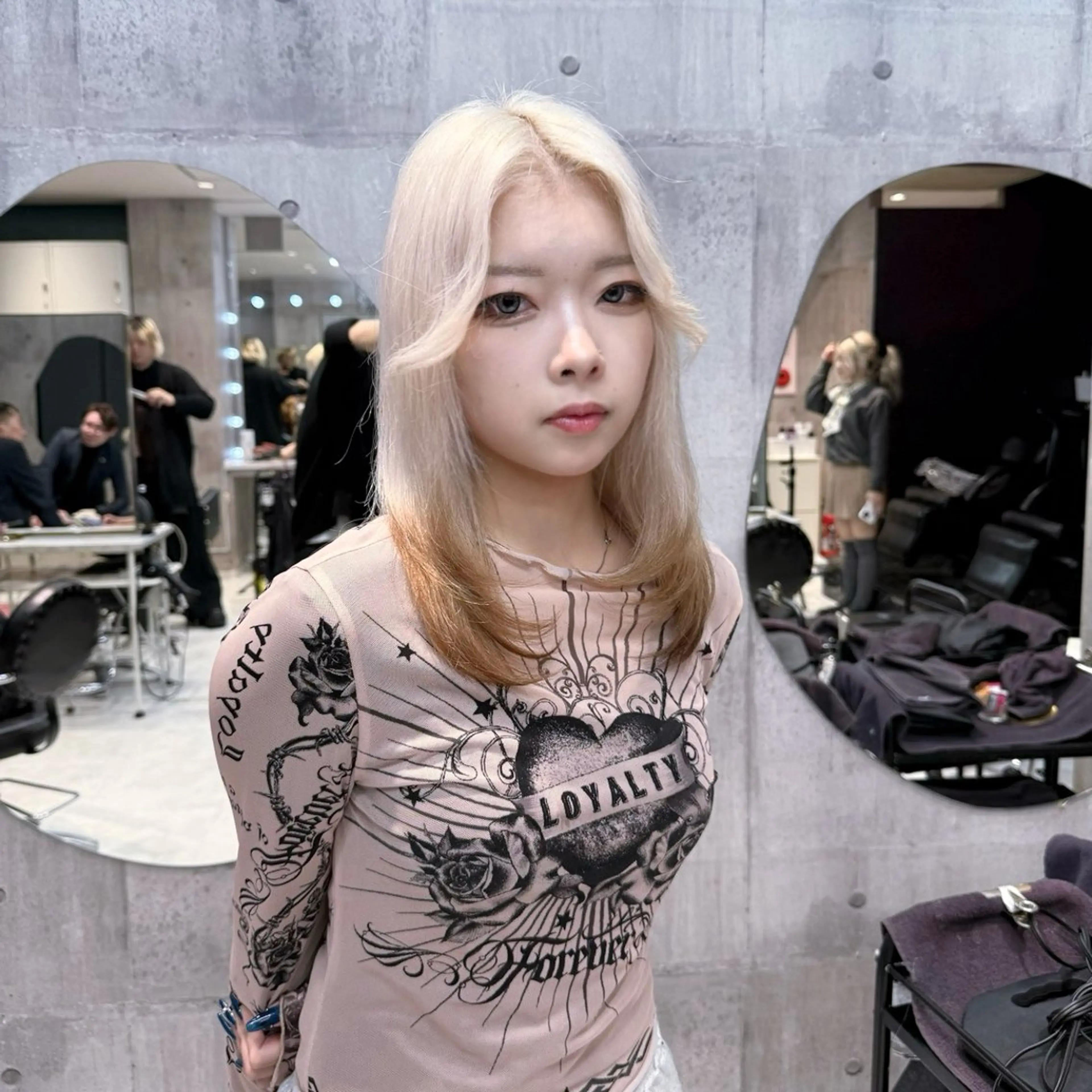 ミディアム カラー ヘアアレンジ ベージュカラー ブリーチ ブロンド デザインカラー ミルクティーベージュ ヘアカラー 【🥀履歴修正🥀】 ハイトーン職人/拓真のヘアスタイル