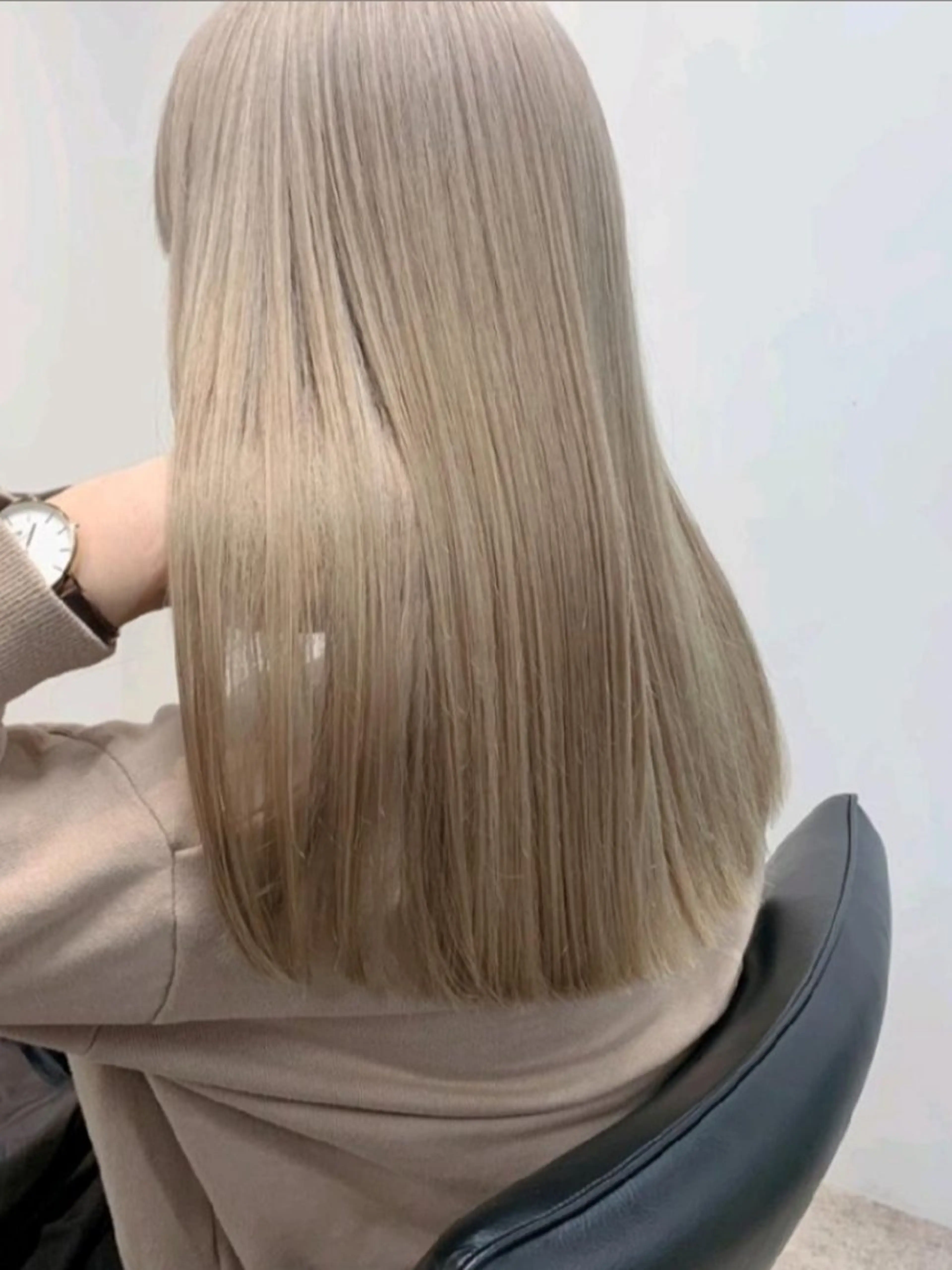 セミロング GOToday所属・艶髪／オリーブ系／ 肌が綺麗に見えるお色のヘアスタイル