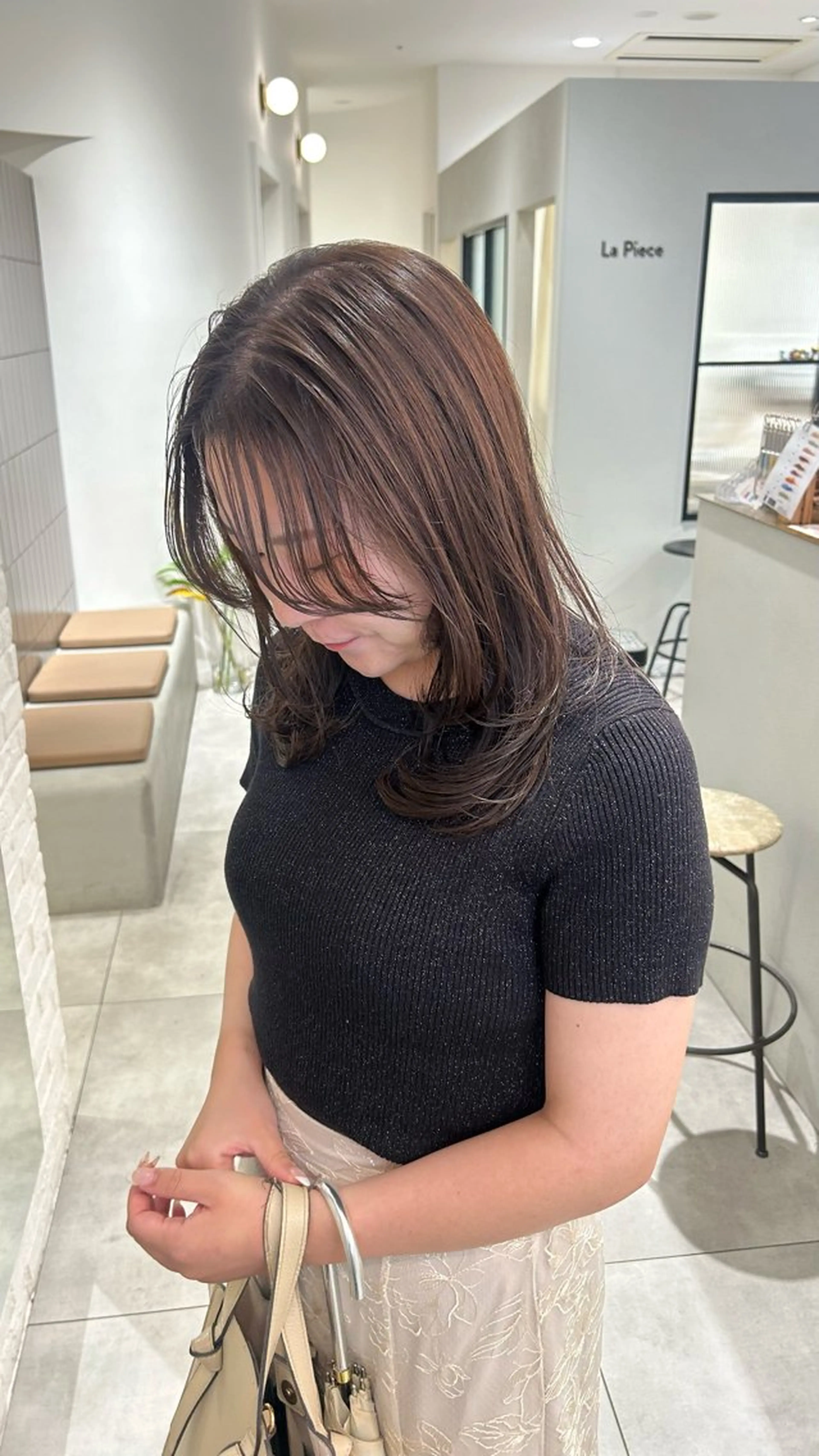 ミディアム カラー 透明感カラー レイヤーカット カット ヘアカラー オリーブベージュ/ ブリーチなし透明感のヘアスタイル