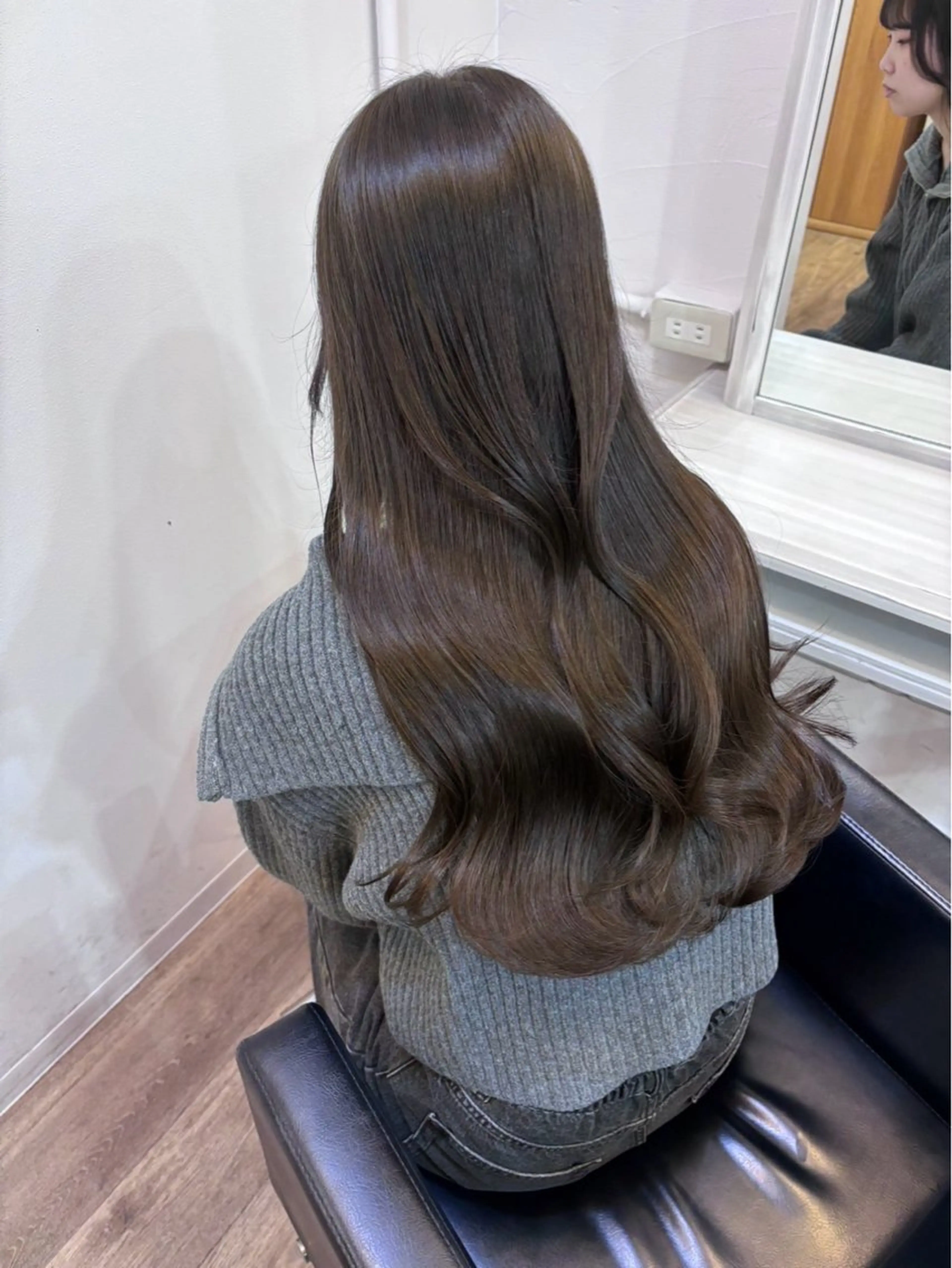 ロング ヘアカラー トリートメント シオン/艶髪/ グレージュカラーのヘアスタイル