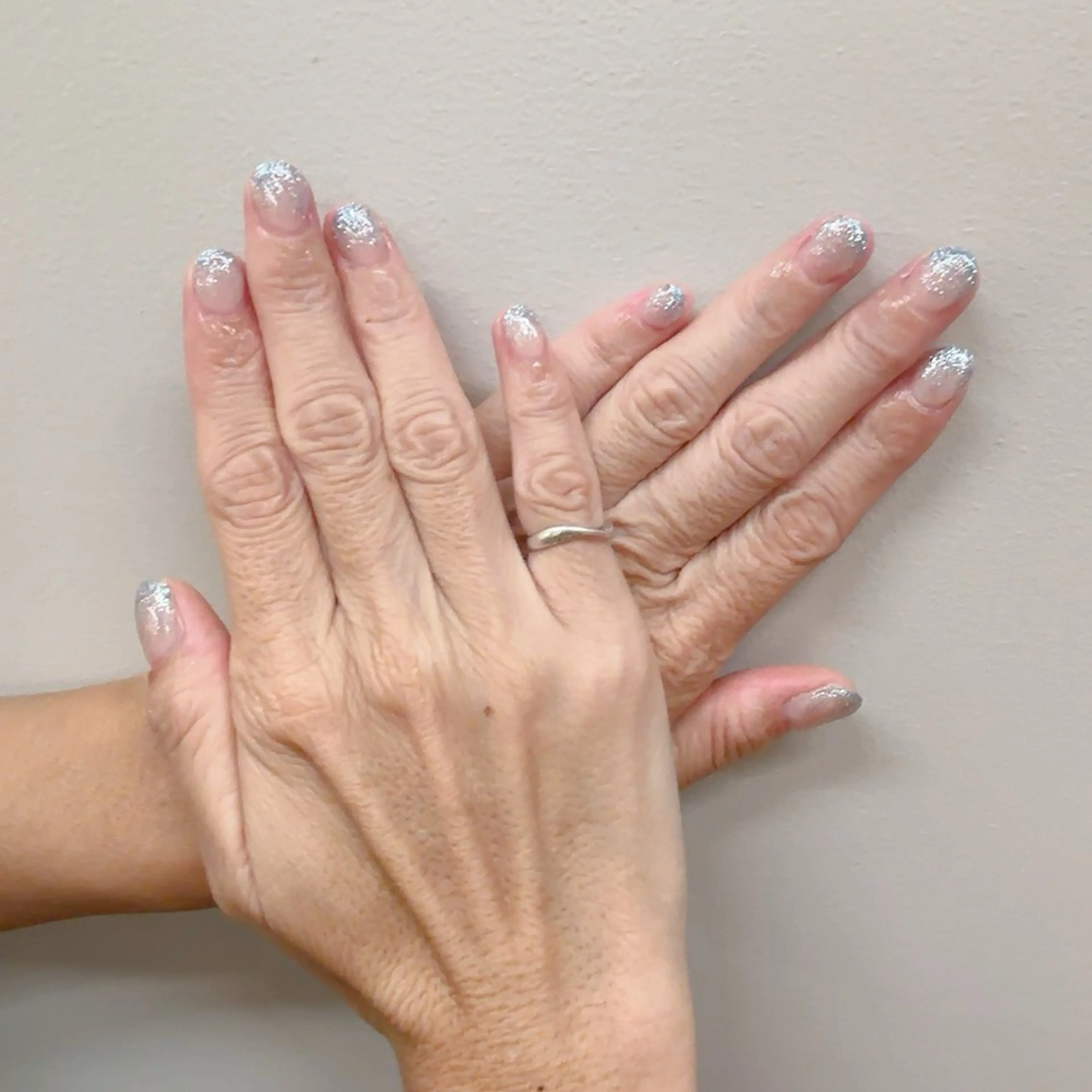 ネイル ブルー キラキラネイル ラメ(グリッター) ラメグラデーション yui △TRIOSのネイルデザイン