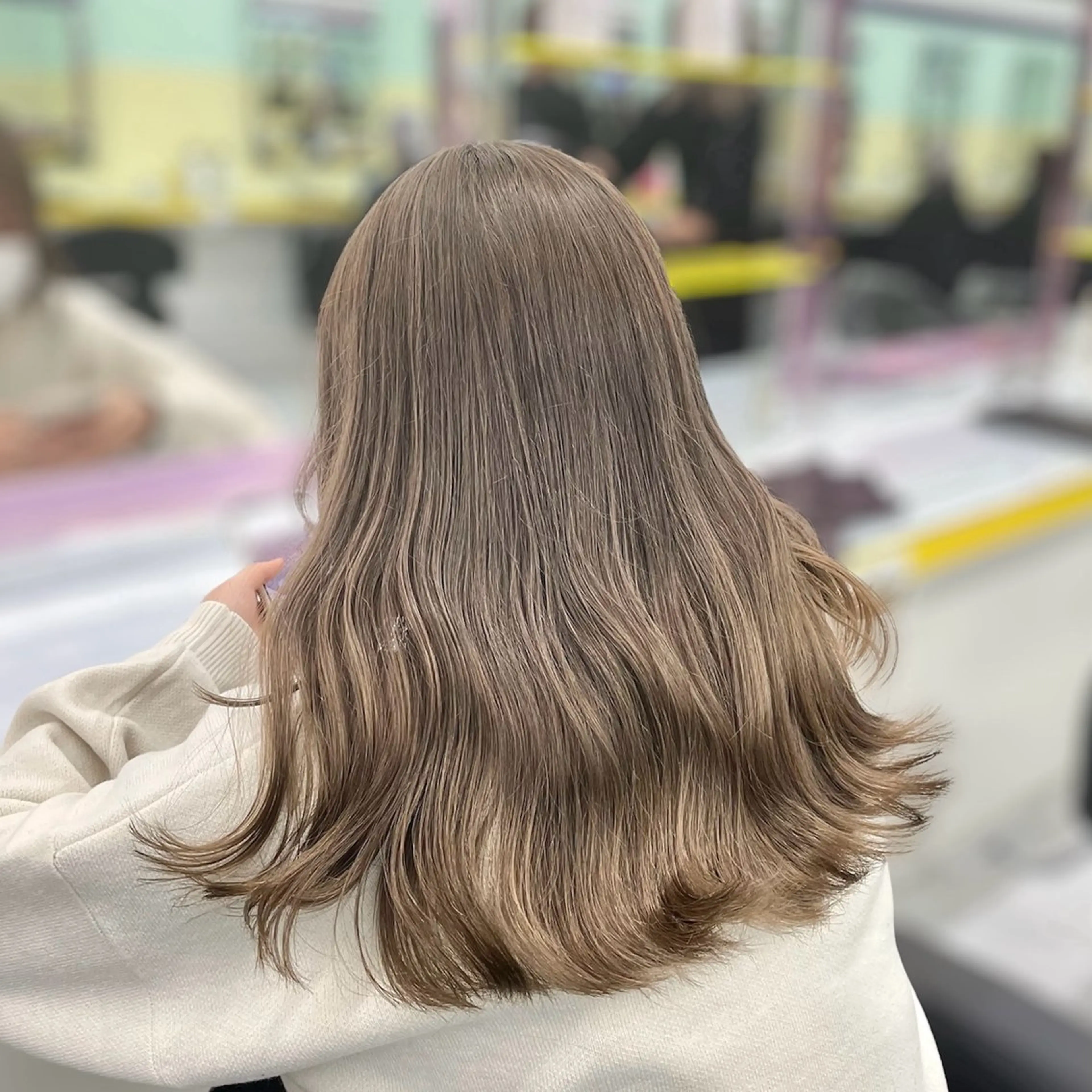 セミロング カラー ヘアアレンジ ベージュカラー ミルクティーベージュ ヘアカラー パーマ トリートメント ヘッドスパ ヘアセット 顔まわりカット の達人のヘアスタイル