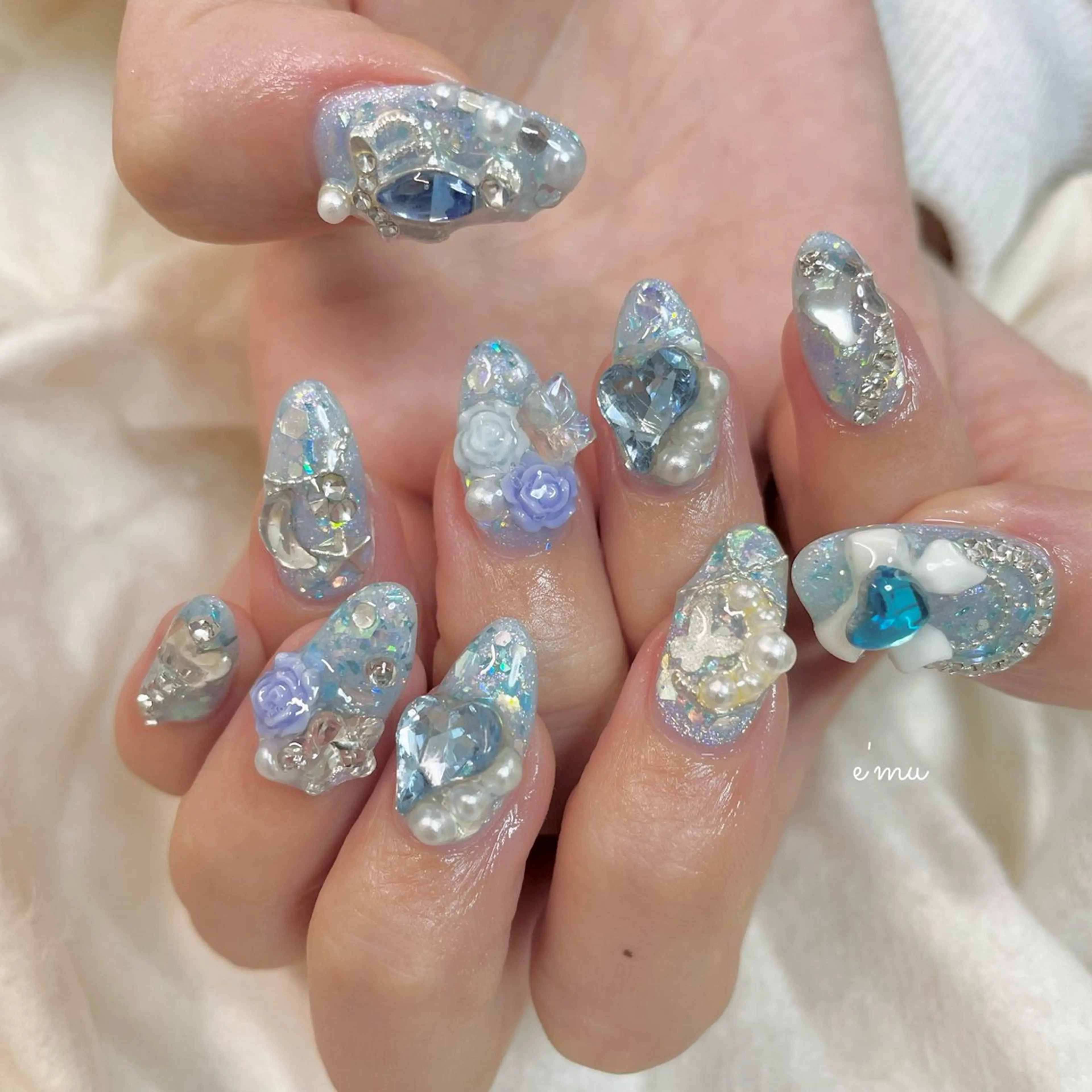 ネイル ブルー キラキラネイル ハンドネイル nail salon e'mu💐のネイルデザイン