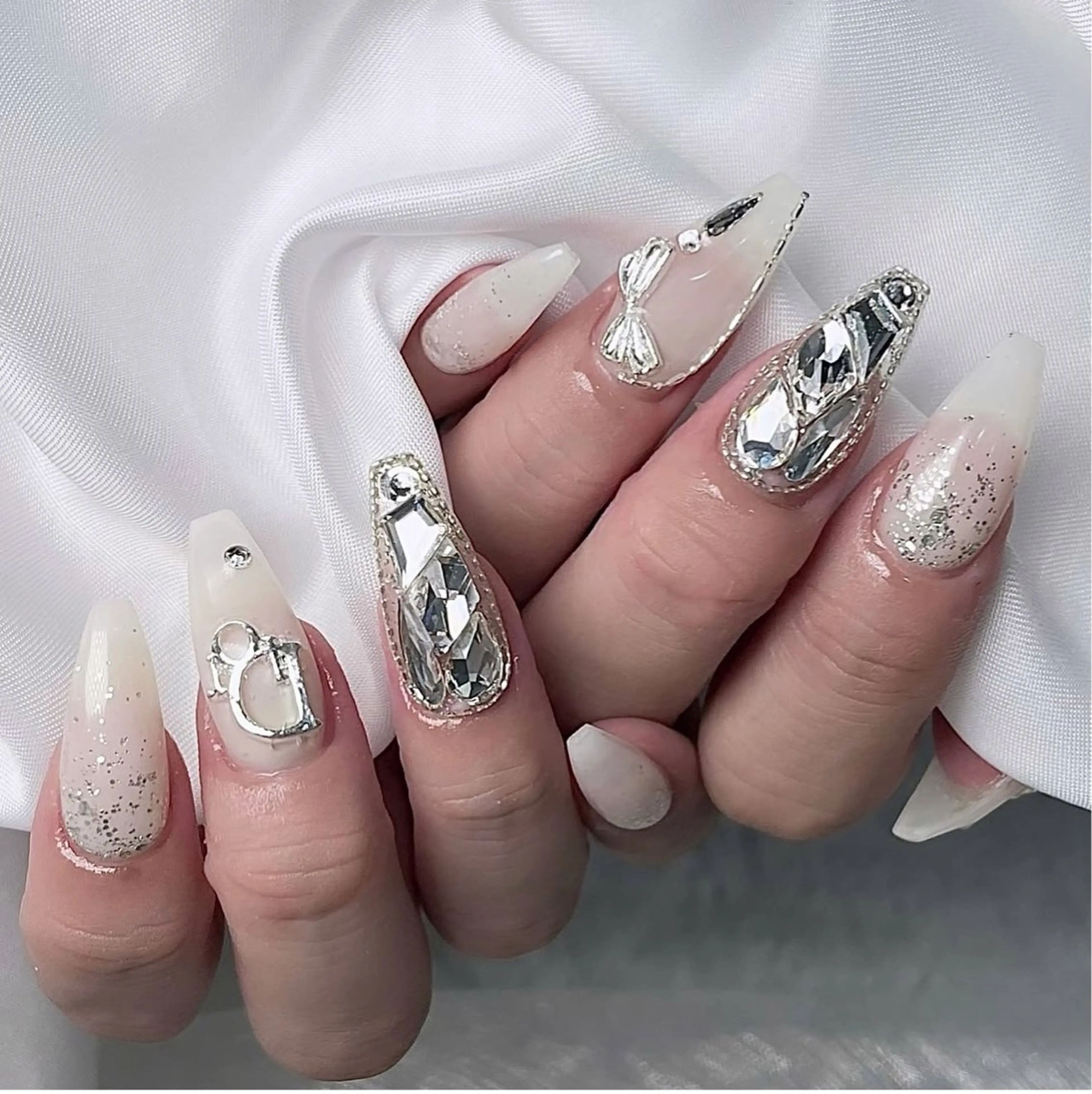 ネイル アニマル柄 オーロラネイル チークネイル フラッシュネイル ジェルネイル ハンドネイル Hina 池袋 長だしチップ専門店のネイルデザイン