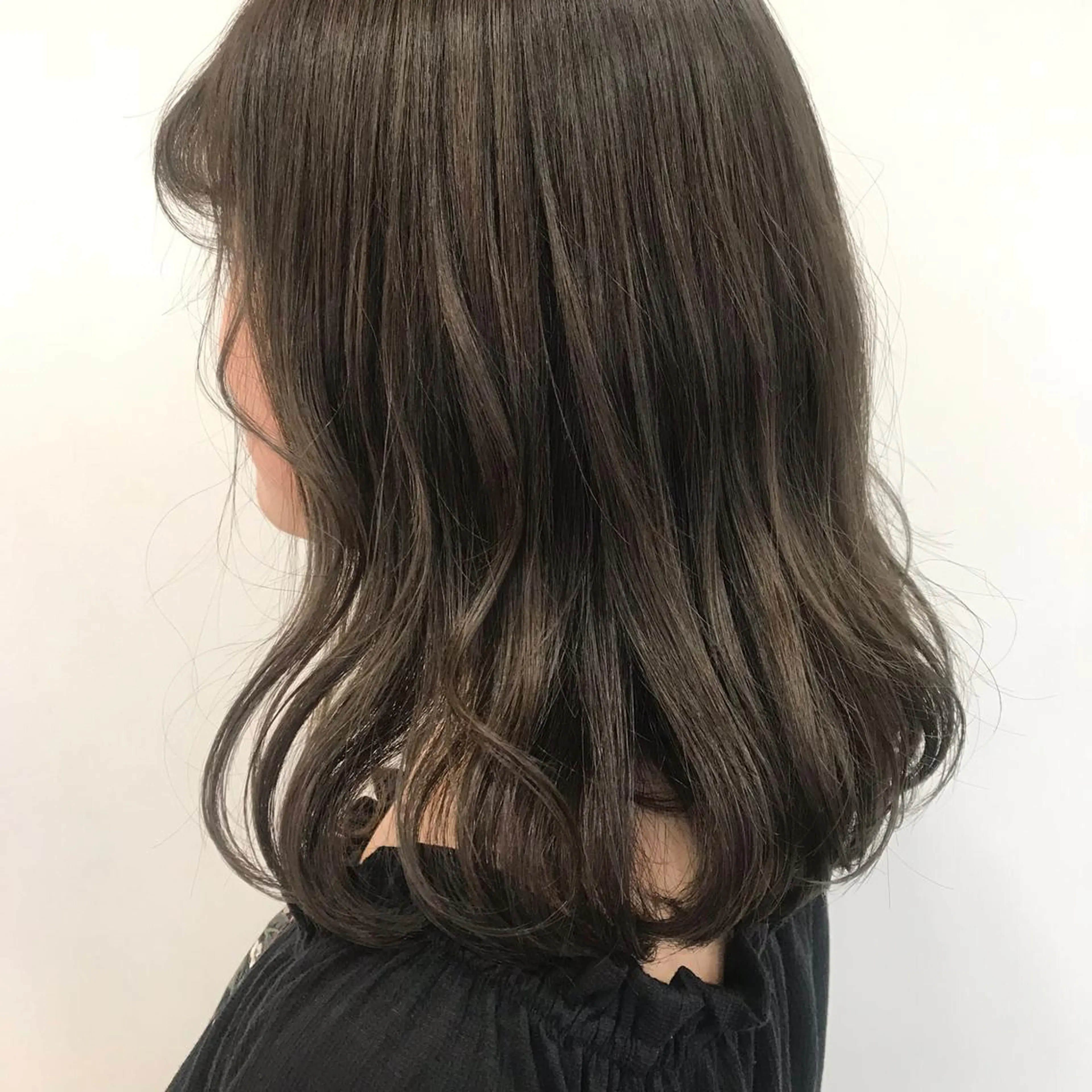 ミディアム カラー アッシュ ブリーチ 透明感カラー オリーブアッシュ 馴染ませNo.1🧃 エクステ・アレンジのヘアスタイル