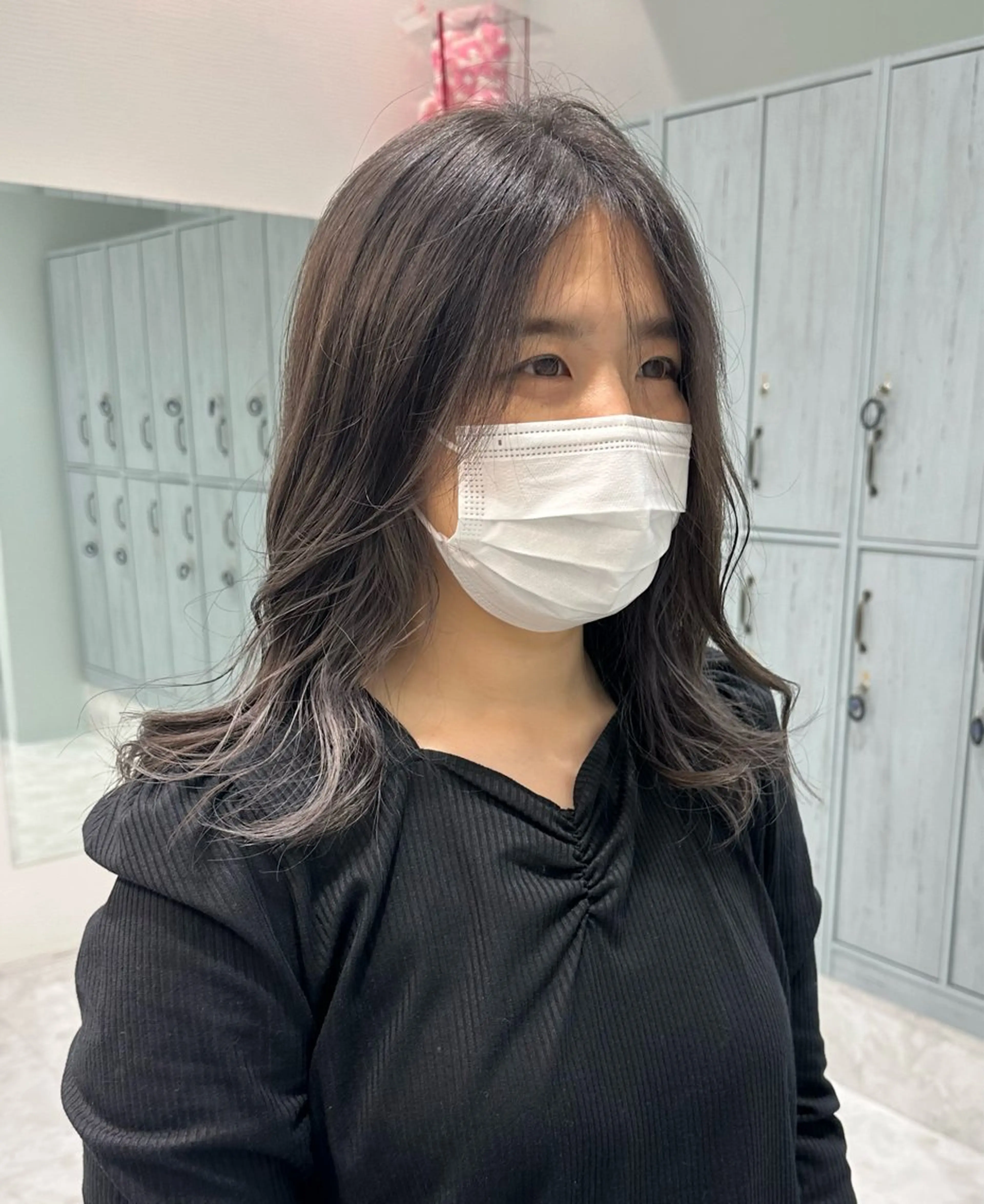 セミロング カラー ブリーチ イヤリングカラー シルバー ヘアカラー トリートメント coeur所属・中川 茜里のヘアスタイル