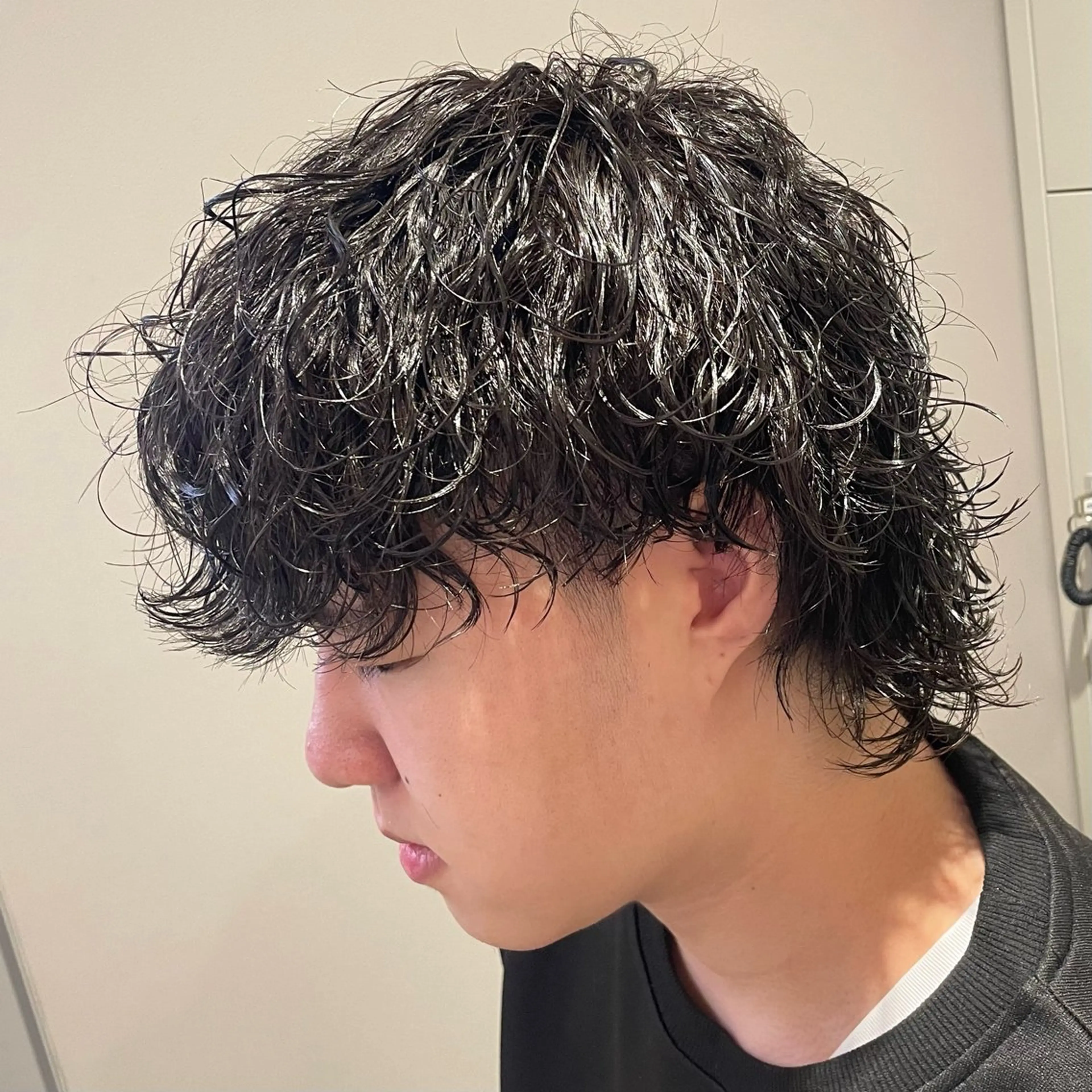 ミディアム パーマ ヘアアレンジ メンズ ミディアムパーマ メンズパーマ 波巻きパーマ 艶カラー の達人のヘアスタイル