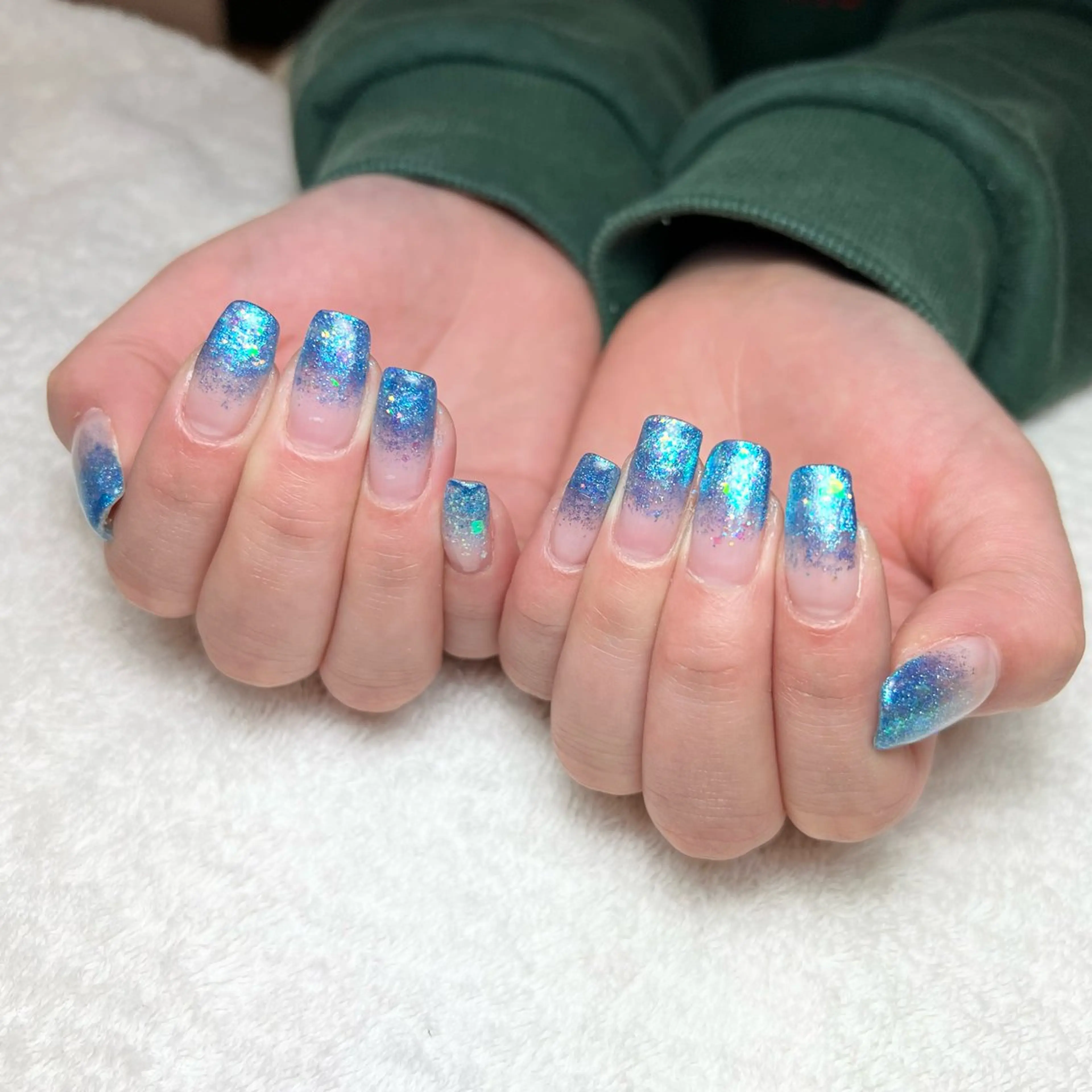 ネイル ブルー グラデーション ラメ(グリッター) ラメグラデーション 夏ネイル ハンドネイル COCO+所属・COCO +のエステ・リラクイメージ
