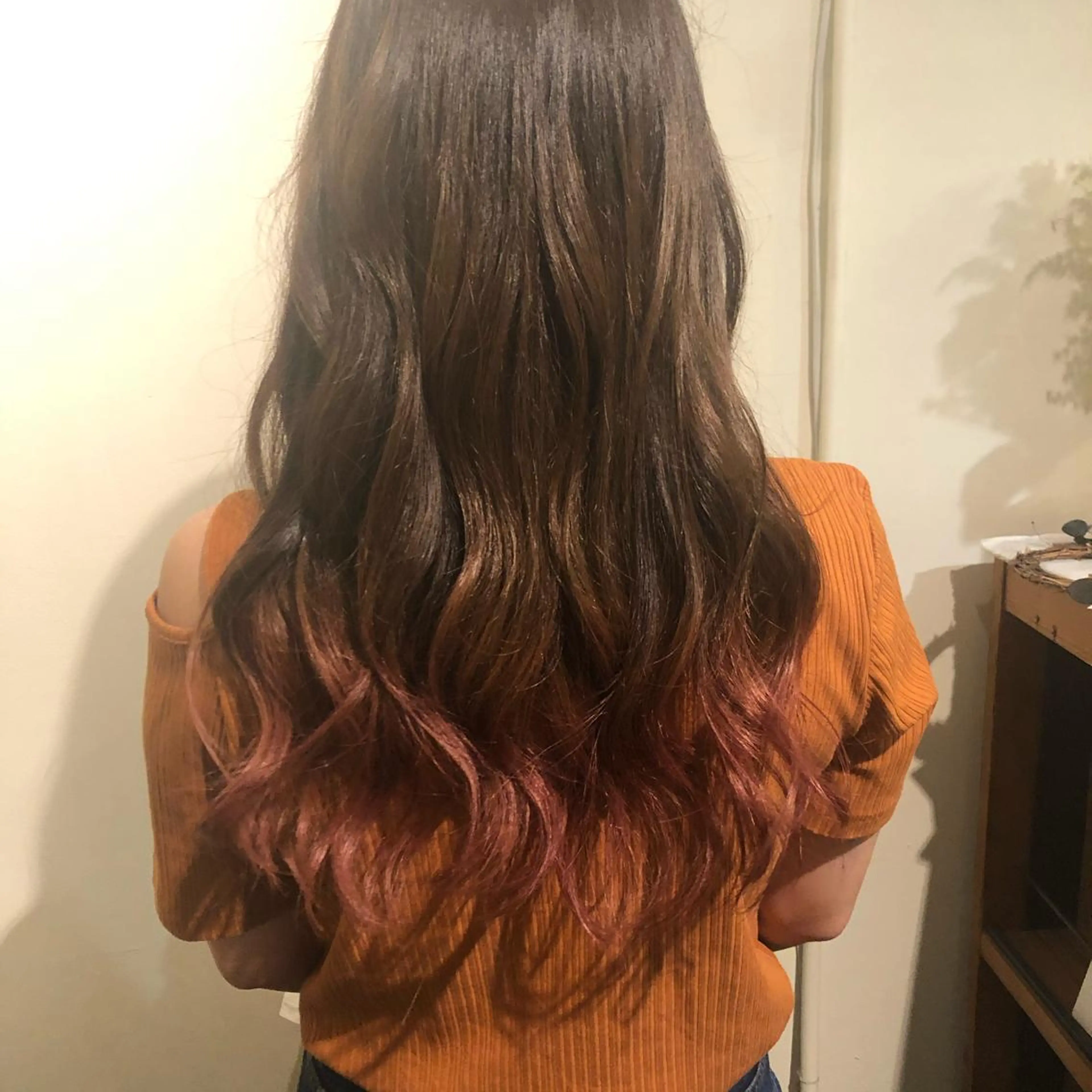 ロング カラー ブリーチ ピンクカラー 岡村 玲奈のヘアスタイル