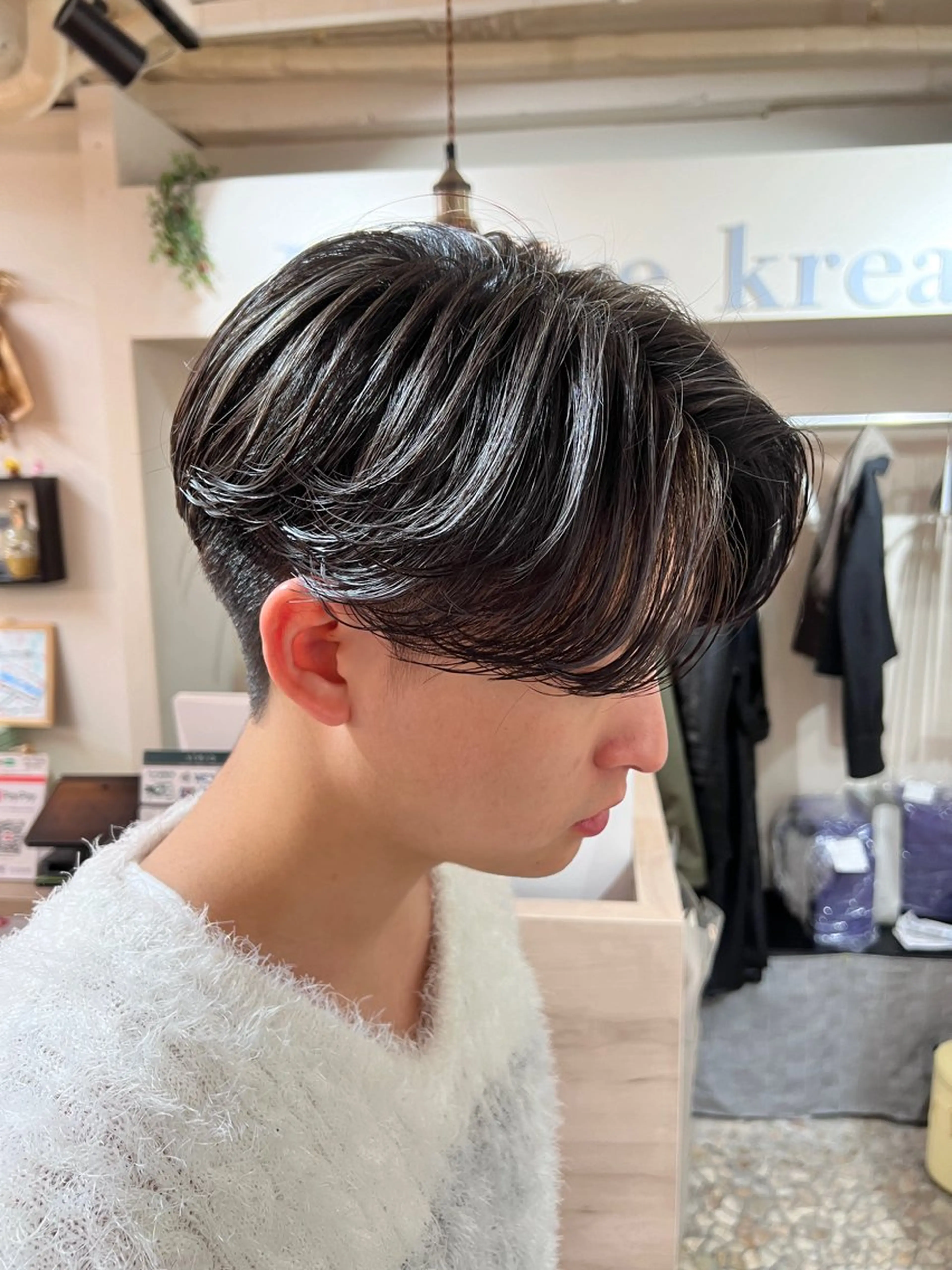 ミディアム カラー メンズ センターパート メンズハイライト デザインカラー ハイライトカラー ハイライト カット ヘアカラー メンズカットパーマ ✂️ JOYAのヘアスタイル