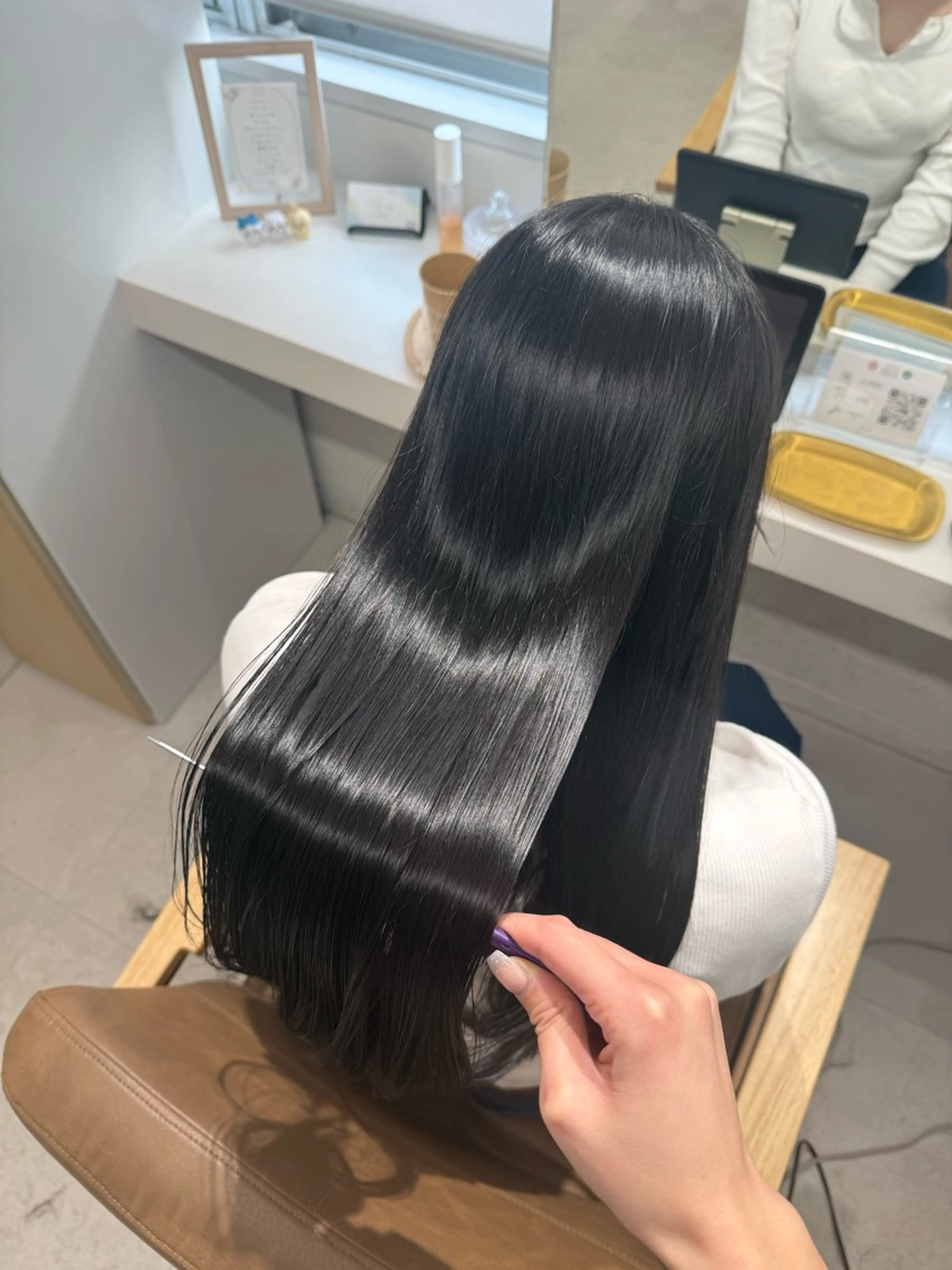 ロング カラー 黒髪 SLASHスラッシュ 小西結奈のヘアスタイル