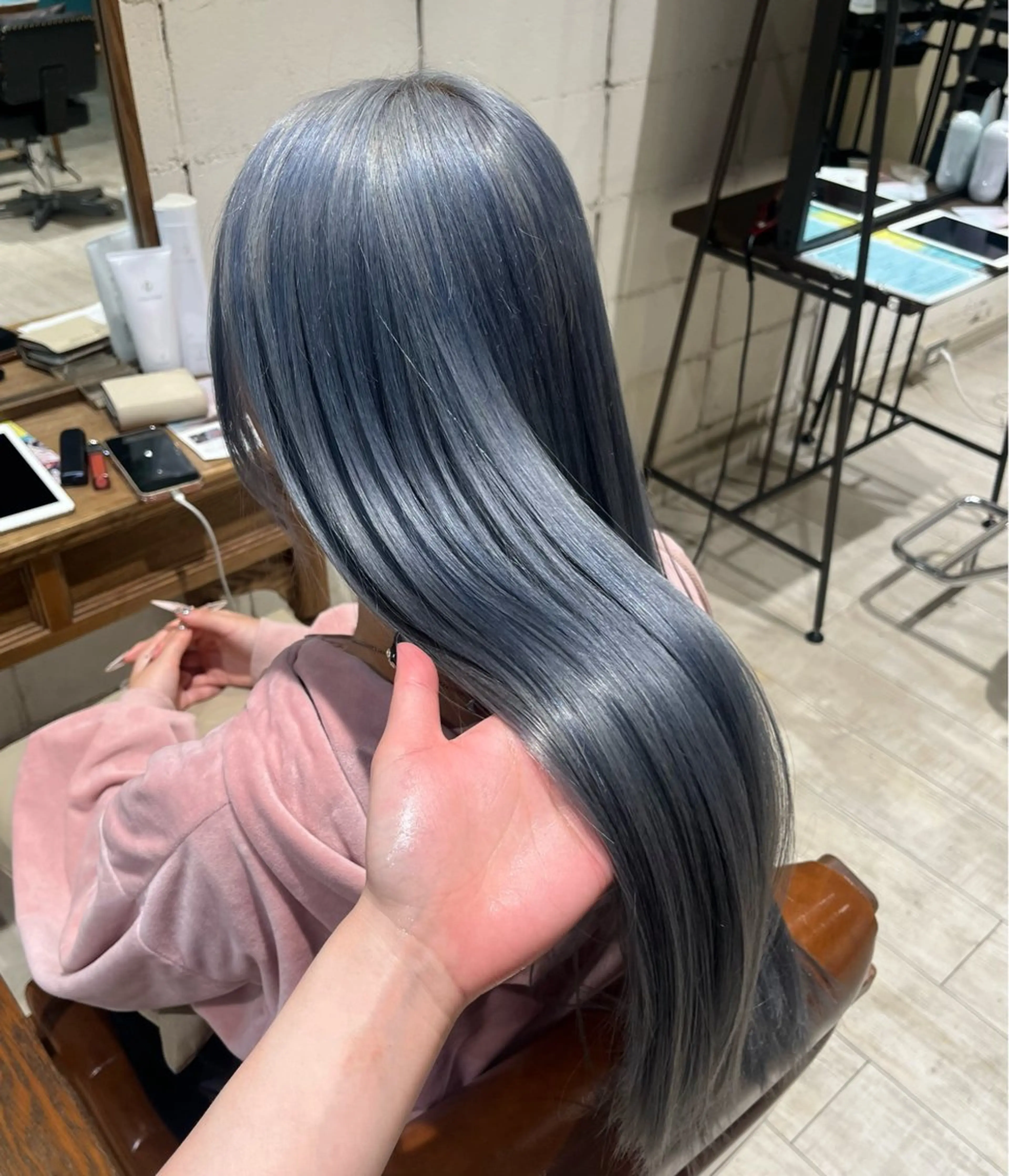 ロング カラー アッシュ アッシュグレー ブリーチ カット ヘアカラー トリートメント さとう ちほみ🐼のヘアスタイル