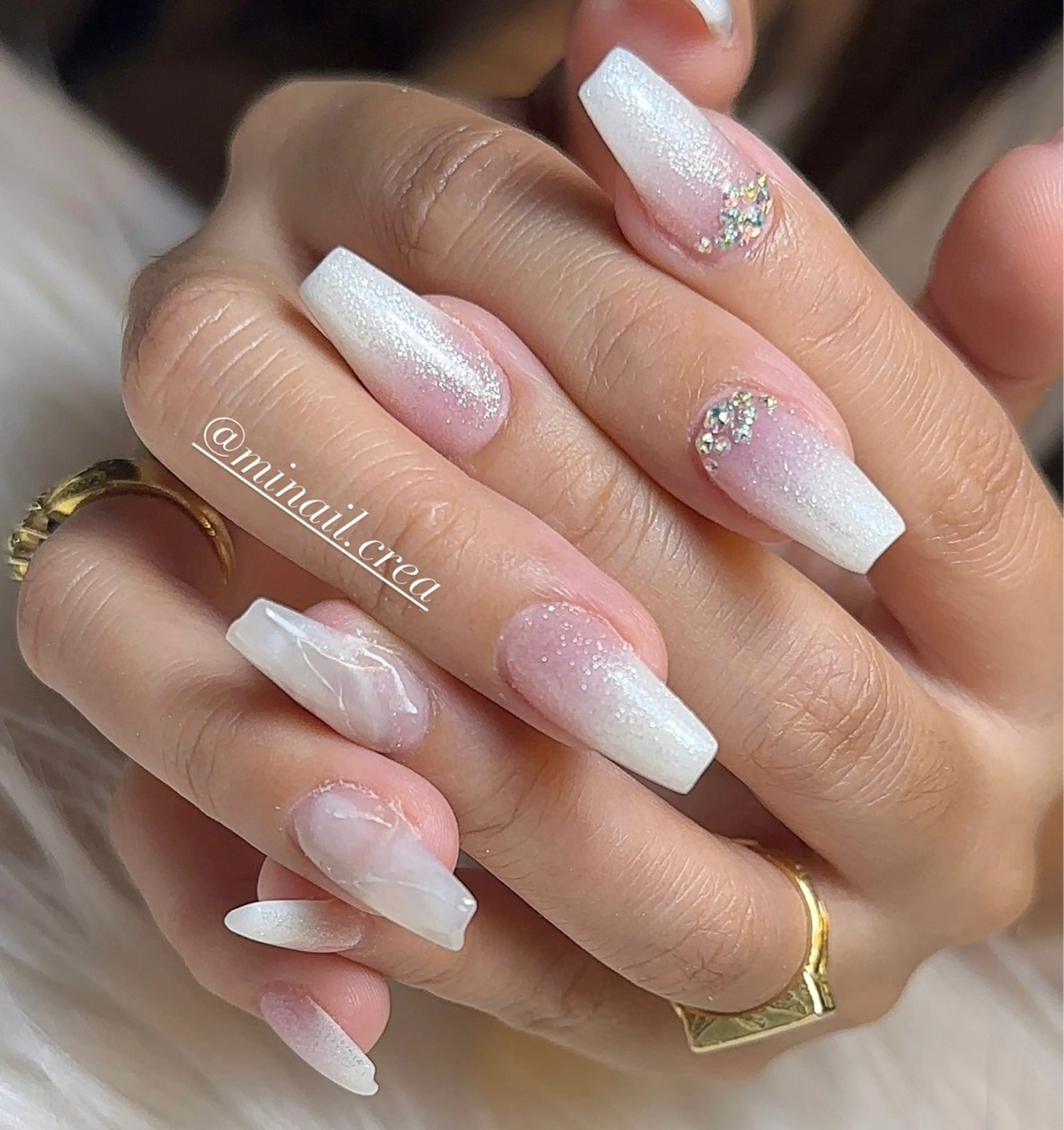 ネイル グラデーション キラキラネイル ロングネイル スカルプネイル ホワイト ハンドネイル CRéA　-private nailsalon-所属・CReA nailのネイルデザイン
