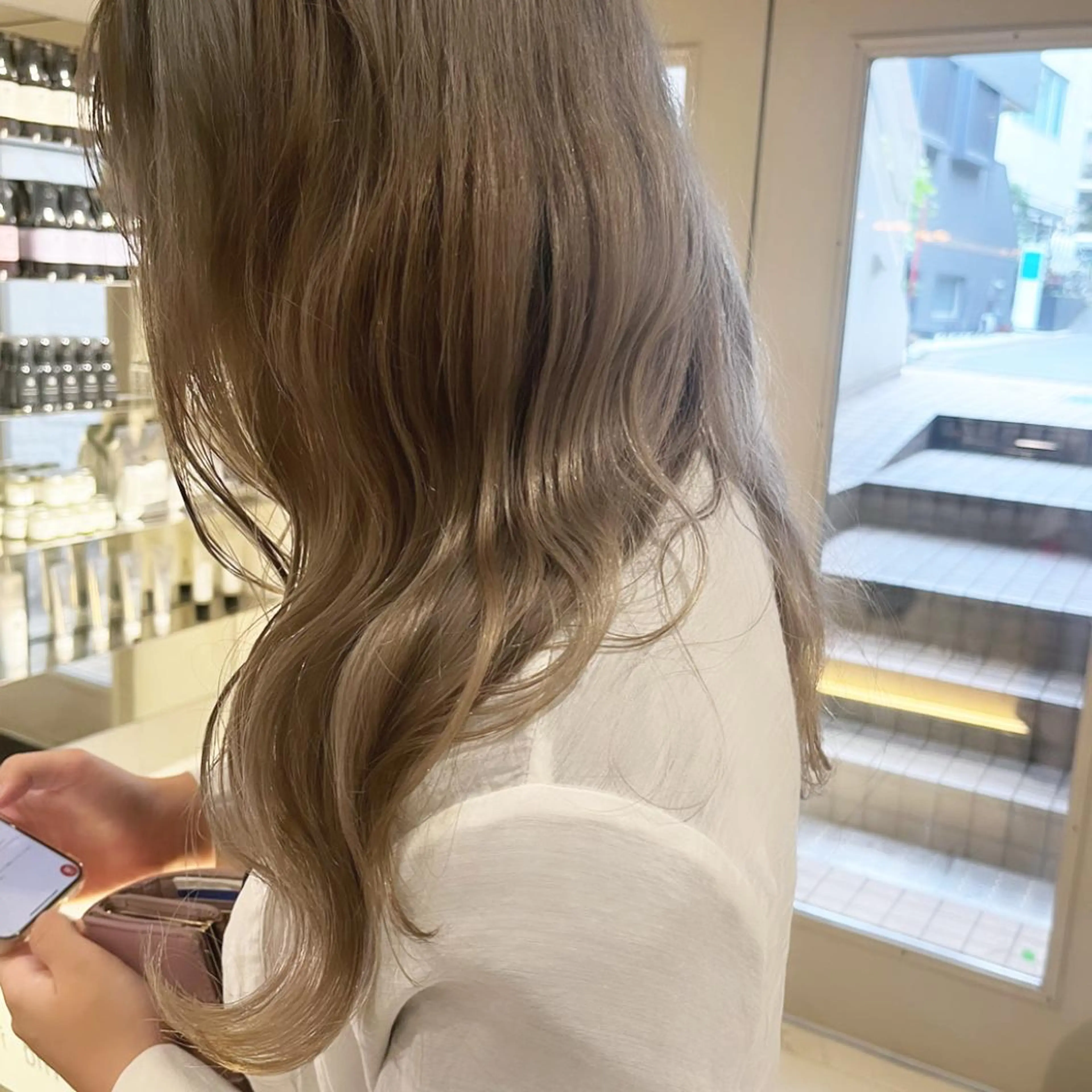 ロング カラー ベージュカラー ダブルカラー ハイトーンカラー ミルクティーベージュ ホワイトベージュ ヘアカラー トリートメント ヘッドスパ ヘアセット カジュアルを女っぽく 𝗮𝘆𝗮𝗰𝗼のヘアスタイル