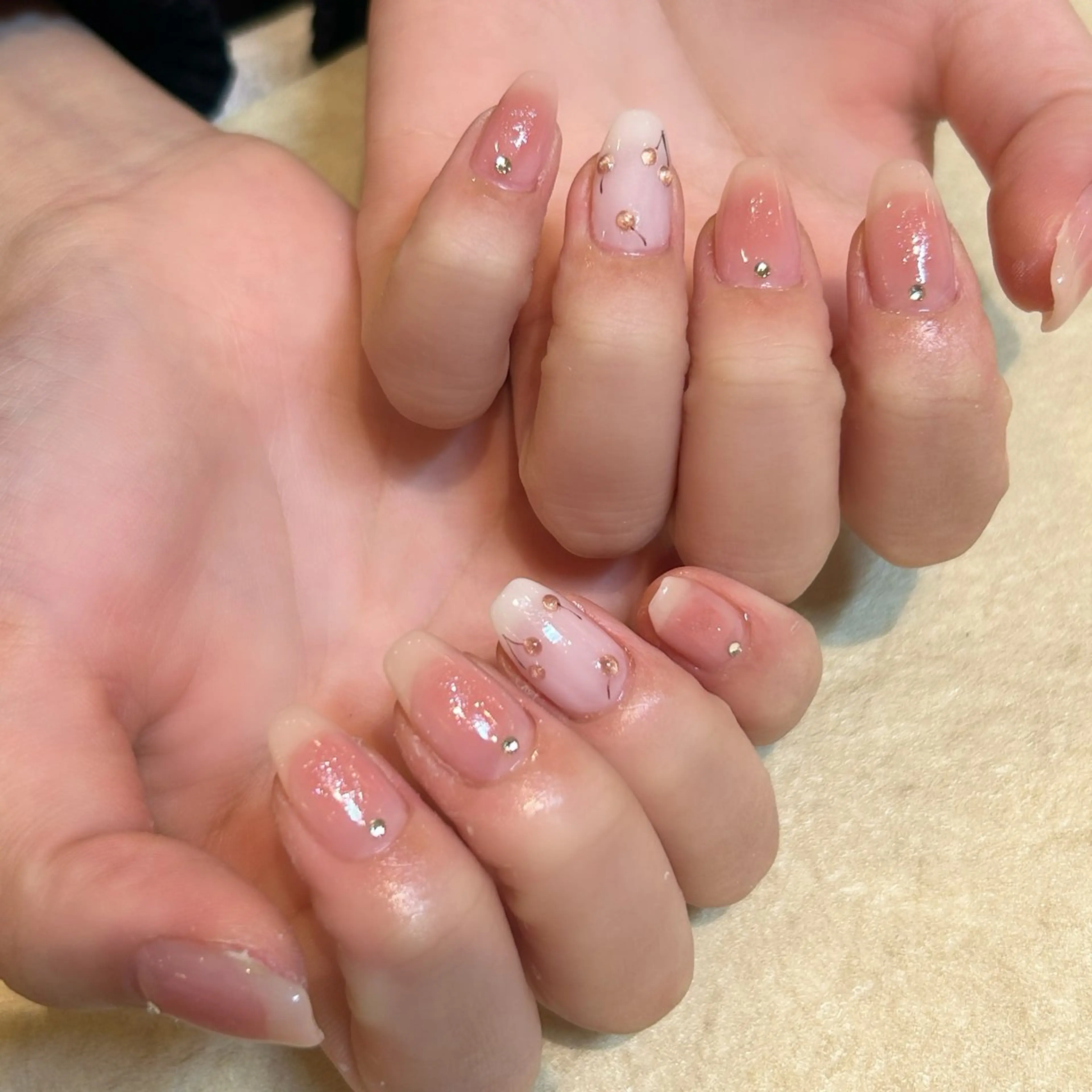 ネイル チークネイル キラキラネイル ハンドネイル elfin akaneのネイルデザイン