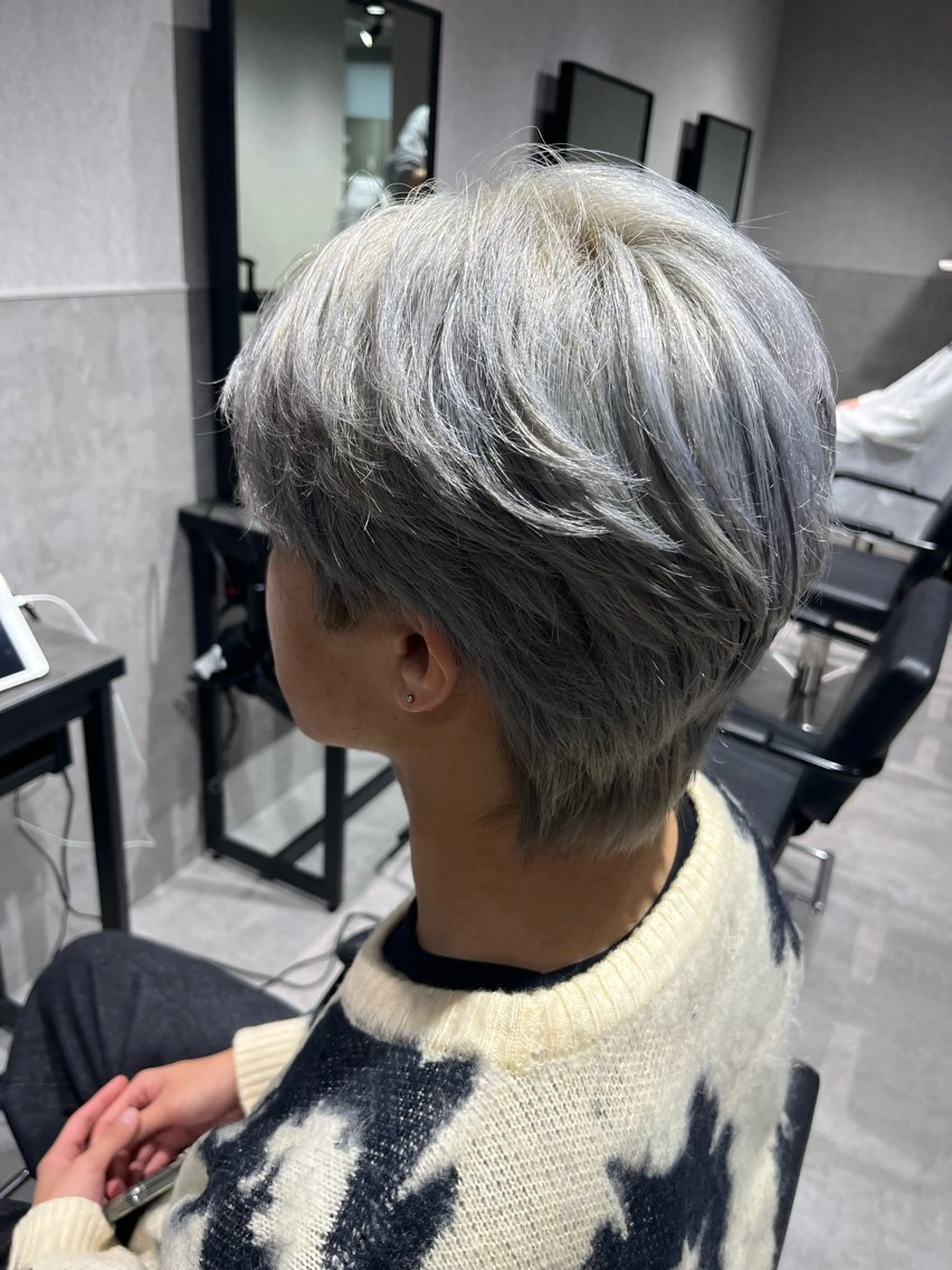 ショート カラー メンズ ベージュカラー シルバー シルバーベージュ ホワイトシルバー ショートヘア 【センターパート/ マッシュ】ryokaのヘアスタイル