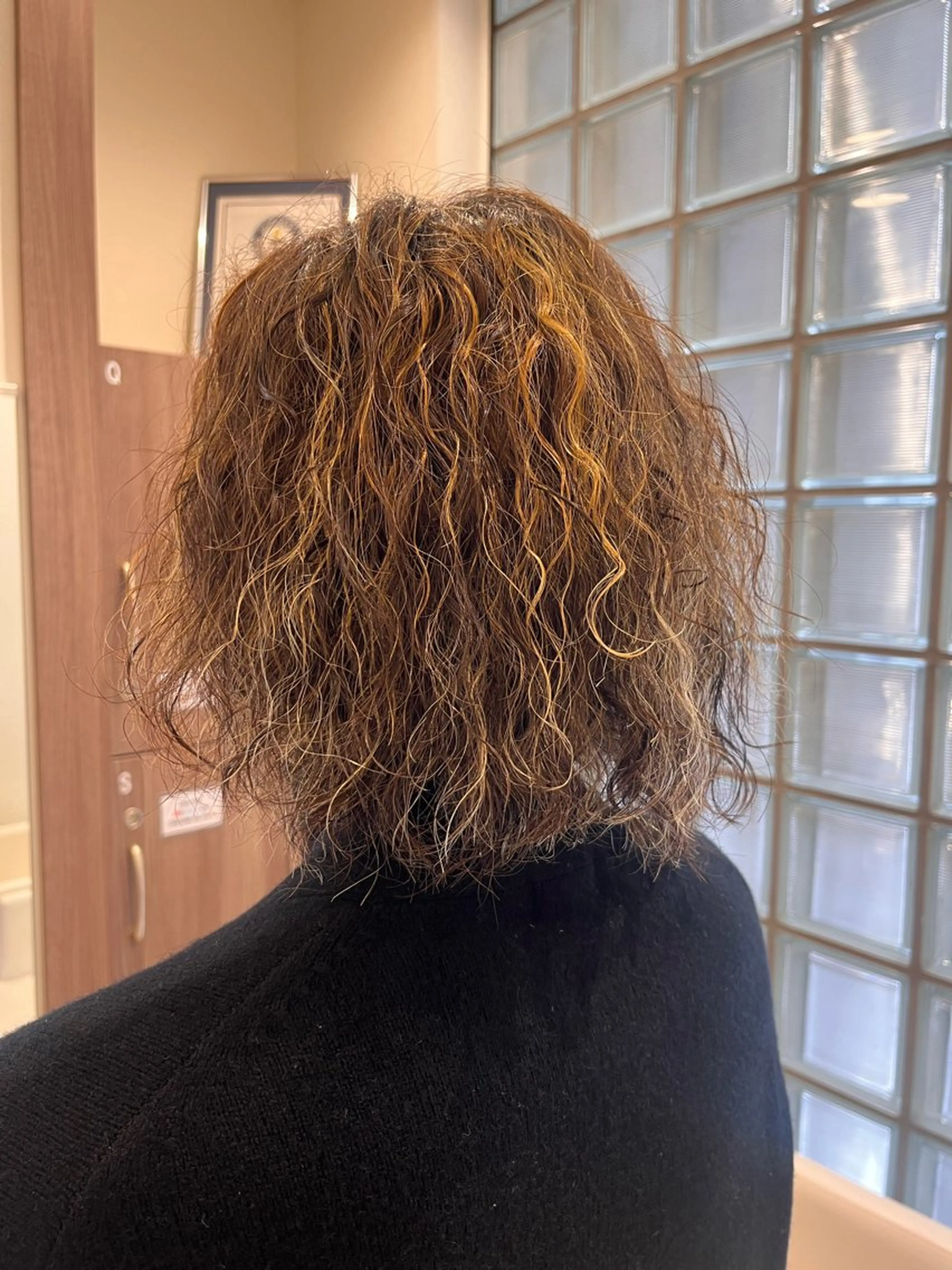 ミディアム カラー パーマ メンズ カット ヘアカラー ナチュラル暖色カラー 🤎 佐藤栞のヘアスタイル
